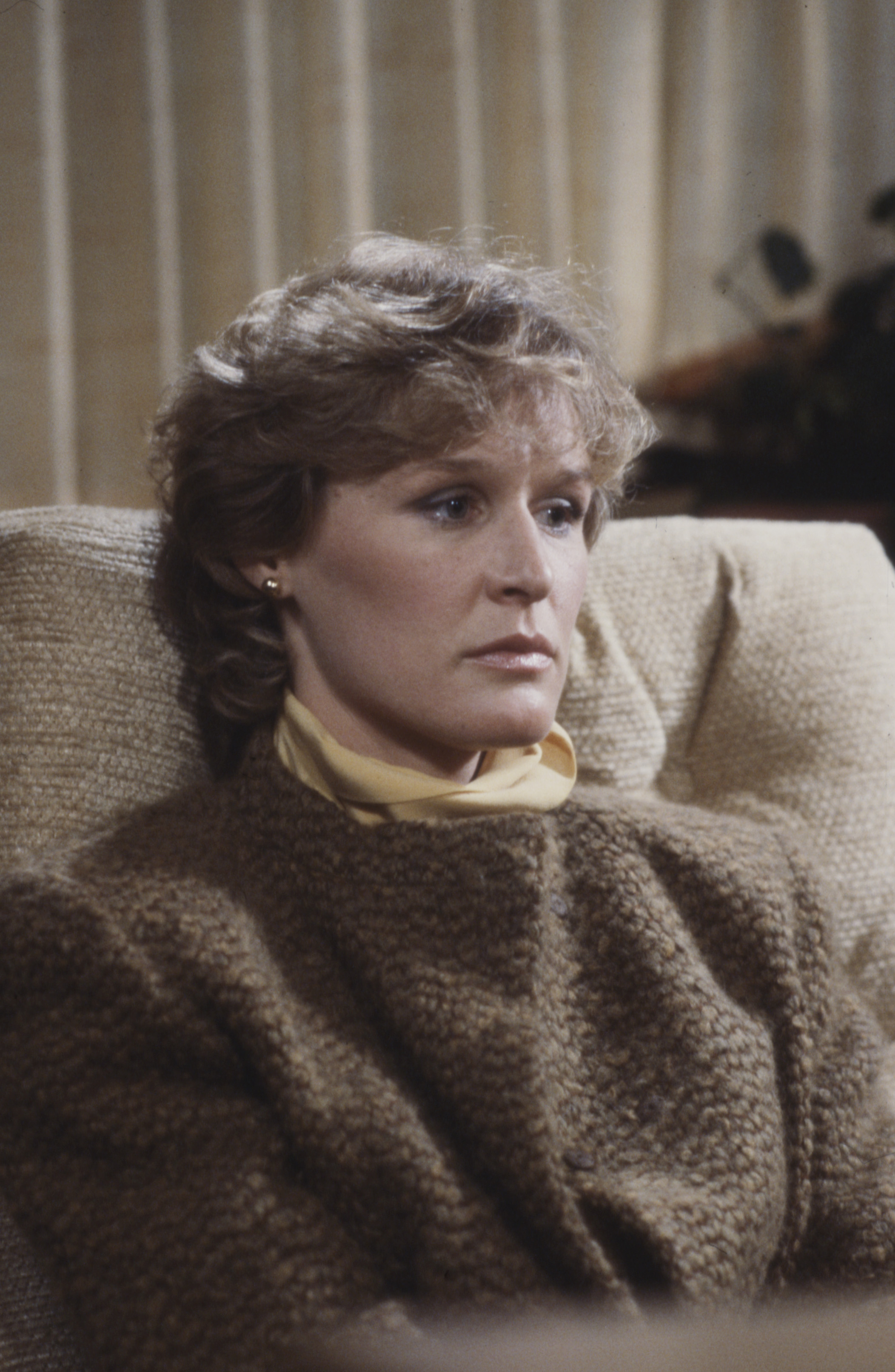Glenn Close lució su cabello rubio corto, peinado hacia atrás en suaves capas, para la película televisiva de 1984 "Something About Amelia". La imagen muestra uno de sus primeros looks en pantalla, décadas antes de que comenzara a compartir momentos más personales con sus fans en redes sociales. | Fuente: Getty Images