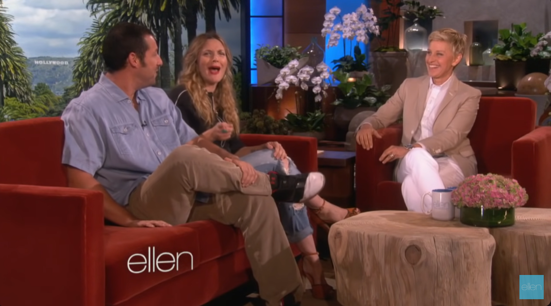 Drew Barrymore dice que Jackie Sandler "reñía" a Adam si no era lo suficientemente romántico ante la cámara, en una entrevista en "The Ellen Show", publicada el 14 de mayo de 2014 | Fuente: YouTube/TheEllenShow