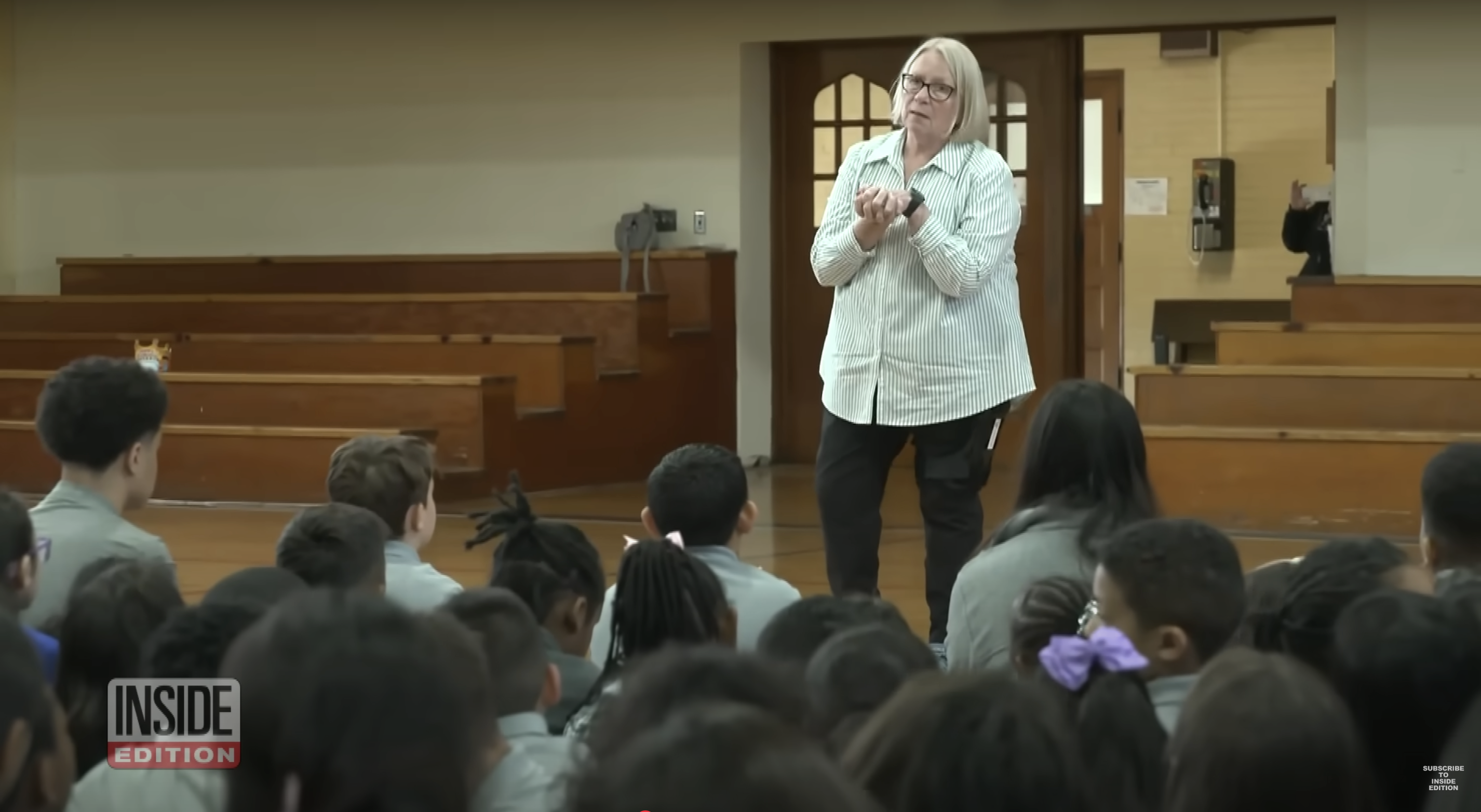 La antigua compañera del papa León XIV, Nicole Niece, aparece hablando con jóvenes estudiantes en un vídeo del 10 de mayo de 2025 | Fuente: YouTube/InsideEdition