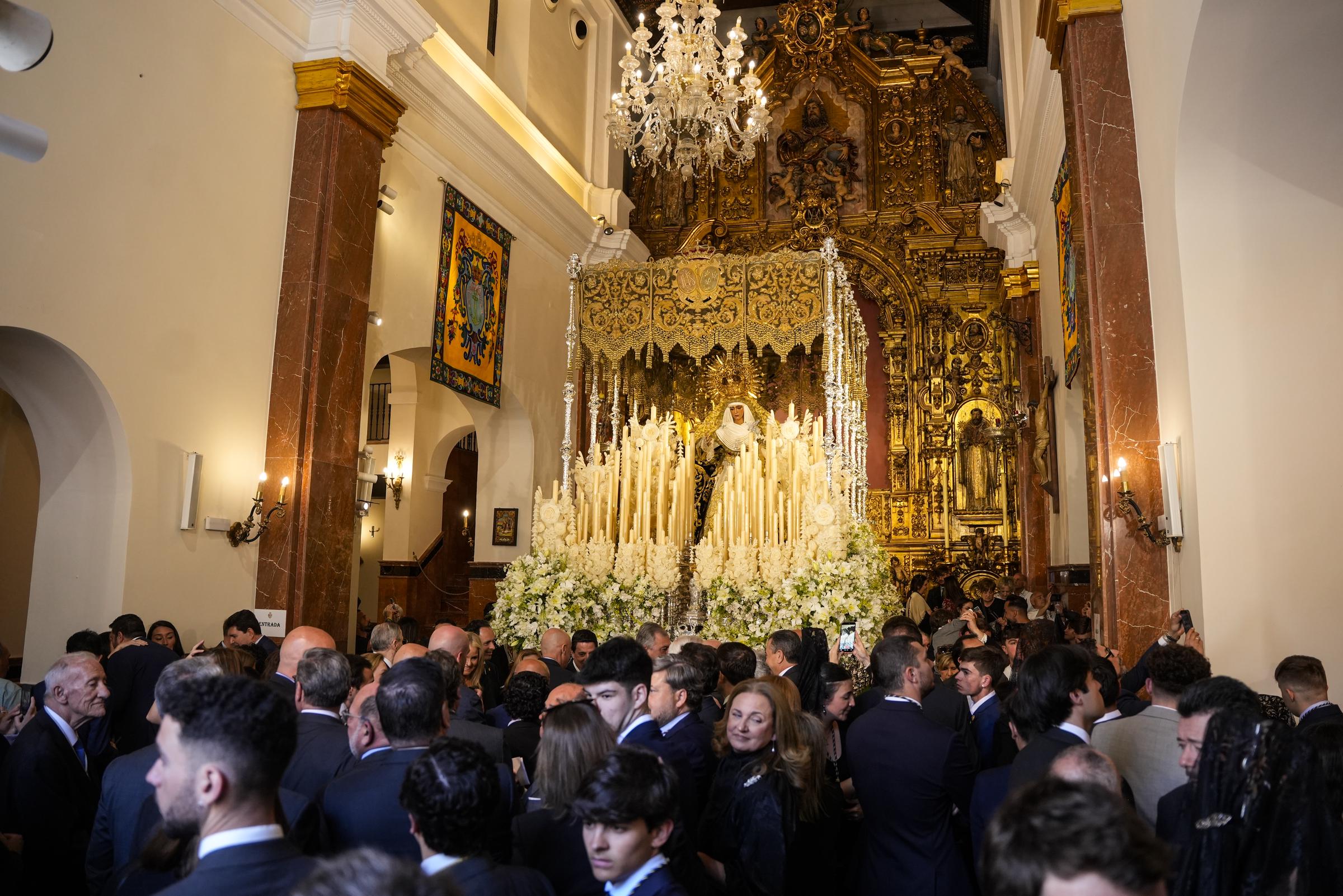 La Esperanza de Triana en su paso el Jueves Santo por la mañana. 2 de abril de 2026 en Sevilla (Andalucía, España). | Fuente: Getty Images