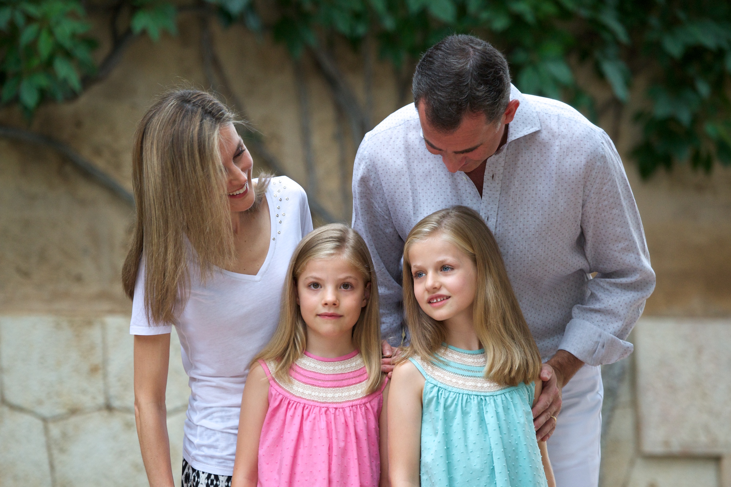 El rey Felipe VI de España, la reina Letizia de España y sus hijas, la princesa Leonor y la infanta Sofía posan para los fotógrafos en el Palacio de Marivent el 5 de agosto de 2014 en Palma de Mallorca, España.