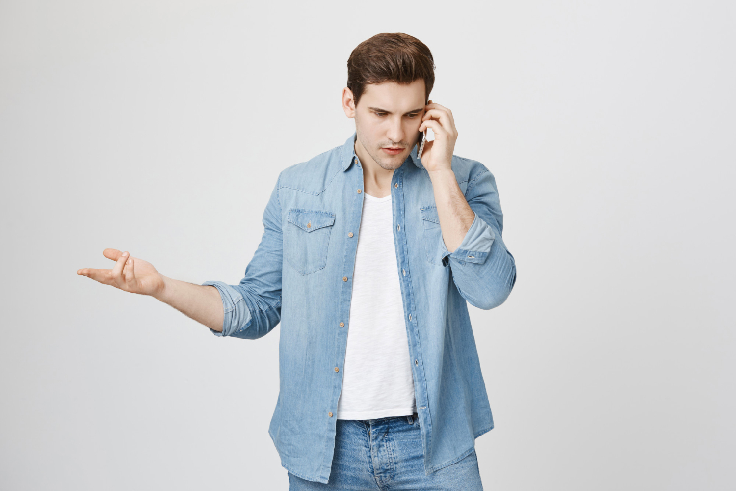Un joven hablando por teléfono | Fuente: Freepik