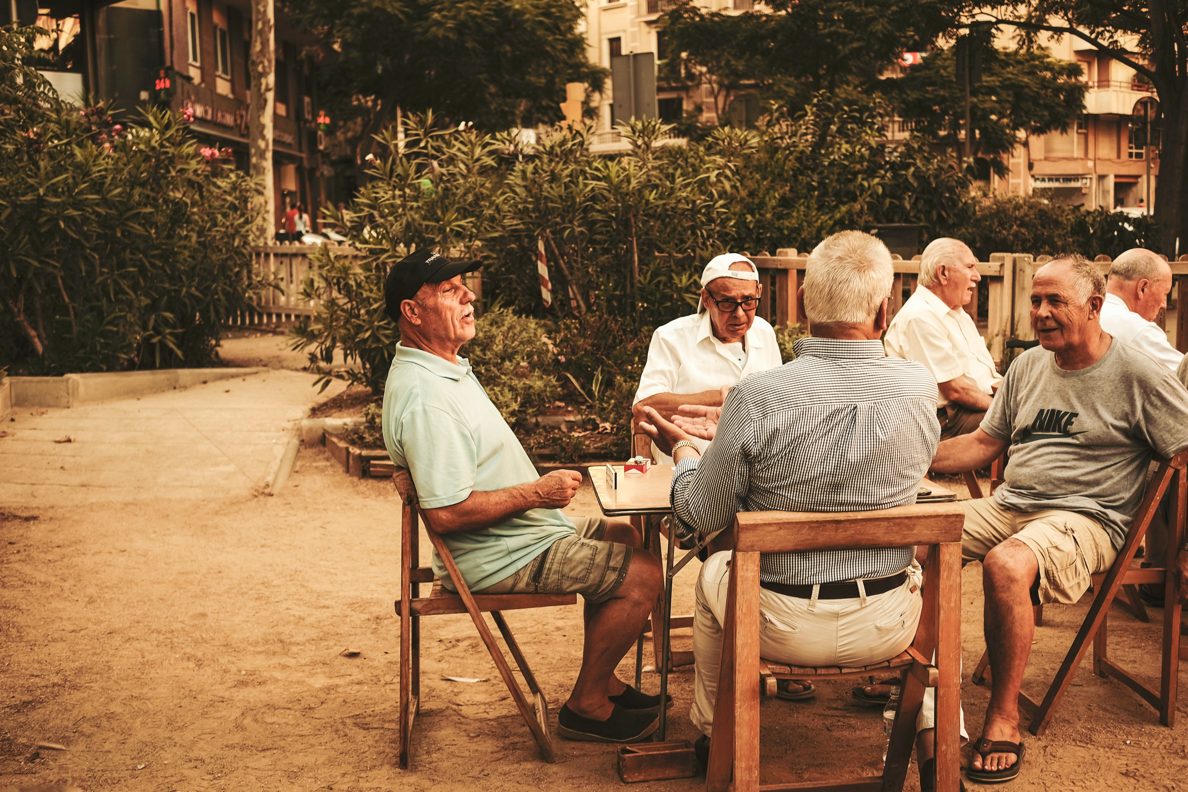Un grupo de personas mayores comparten alrededor de una mesa. | Foto: Unsplash