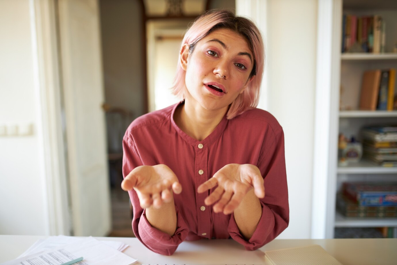 Una mujer seria hablando | Fuente: Freepik