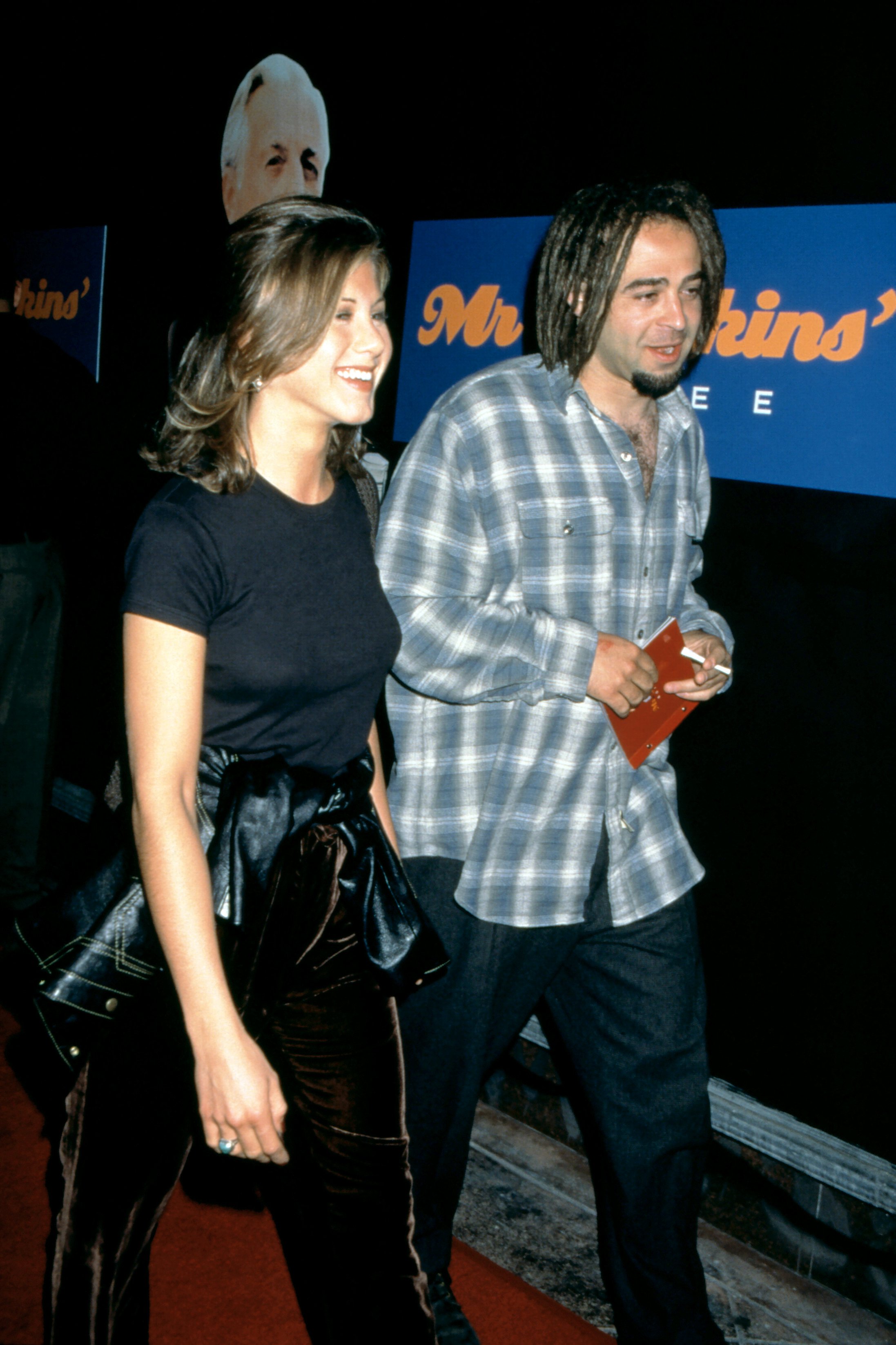 Jennifer Aniston y el cantante de "Counting Crows", Adam Duritz, en el evento "Mr. Jenkins Soiree" en la Galería Ace de Los Ángeles en septiembre de 1995. | Foto: Getty Images