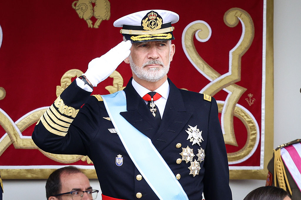El rey Felipe VI de España asiste al desfile militar del Día de la Hispanidad el 12 de octubre de 2025 en Madrid, España. | Fuente: Getty Images
