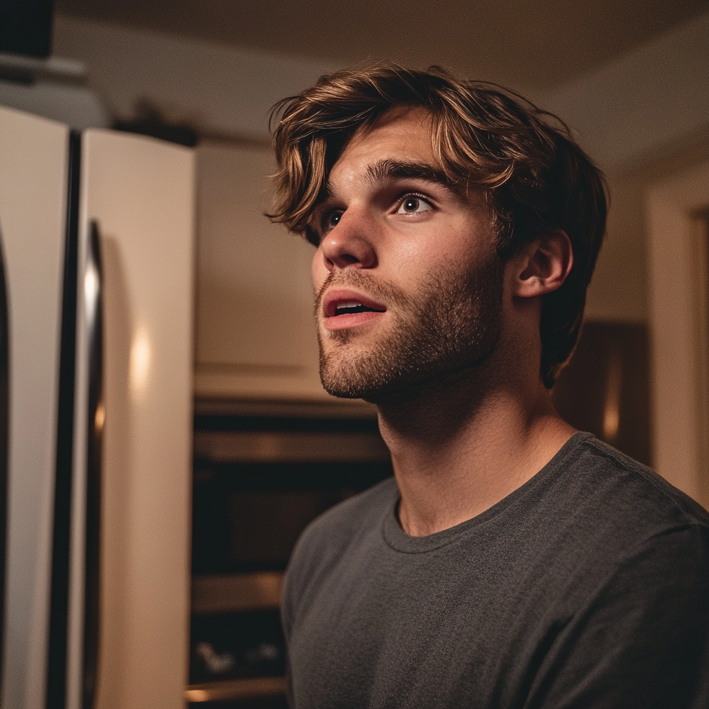 Un hombre parece confuso mientras está de pie en la cocina | Fuente: Midjourney