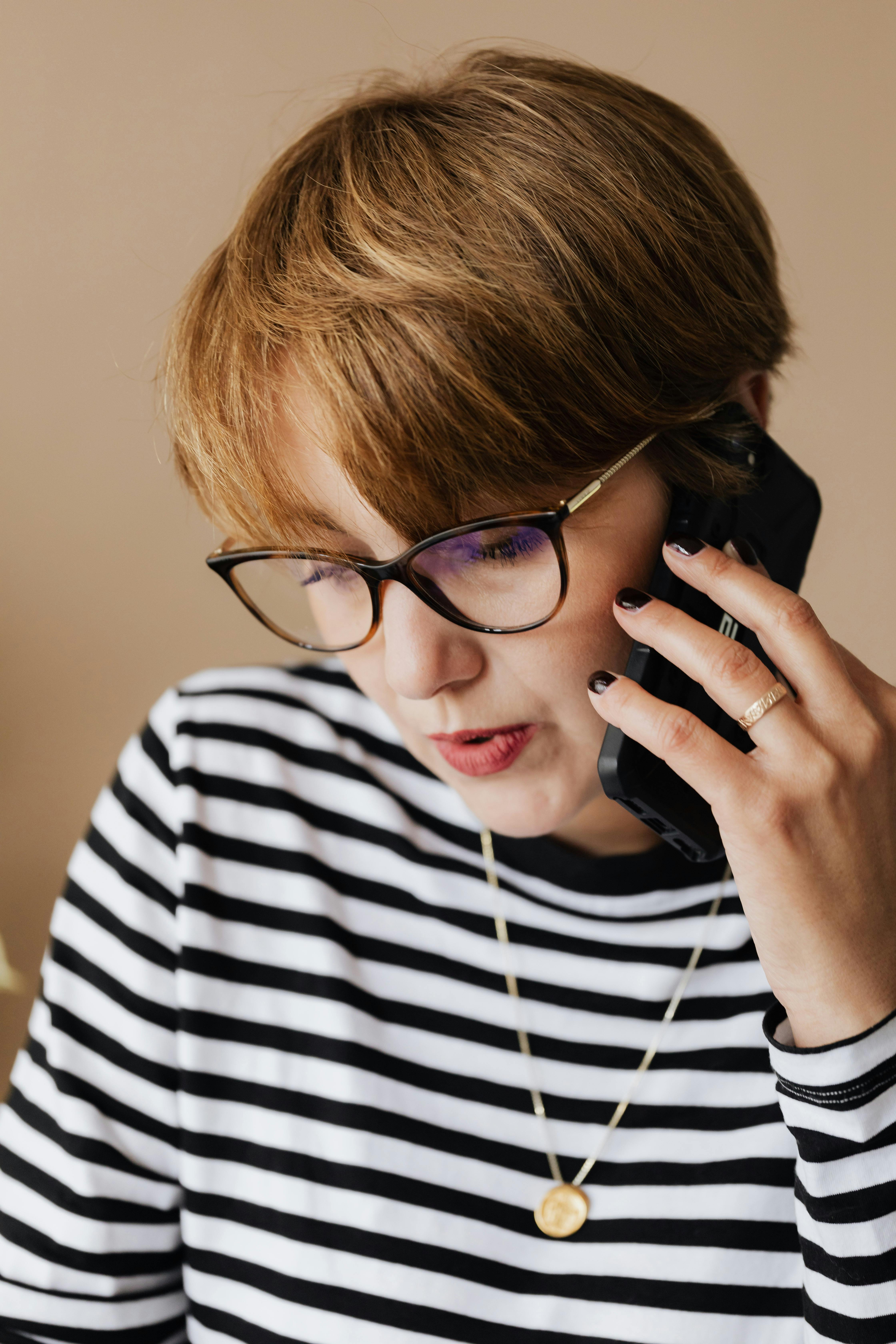 Una mujer en una llamada telefónica | Fuente: Pexels