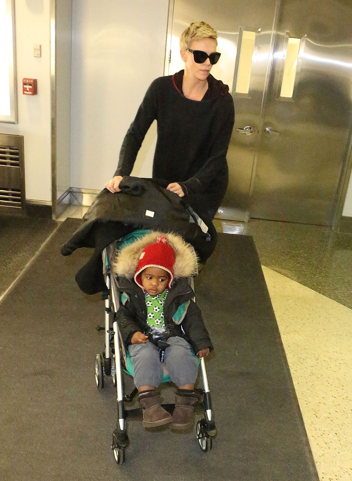 Charlize Theron y su hija Jackson Theron vistas en el Aeropuerto Internacional Logan el 16 de marzo de 2013, en Boston, Massachusetts | Fuente: Getty Images