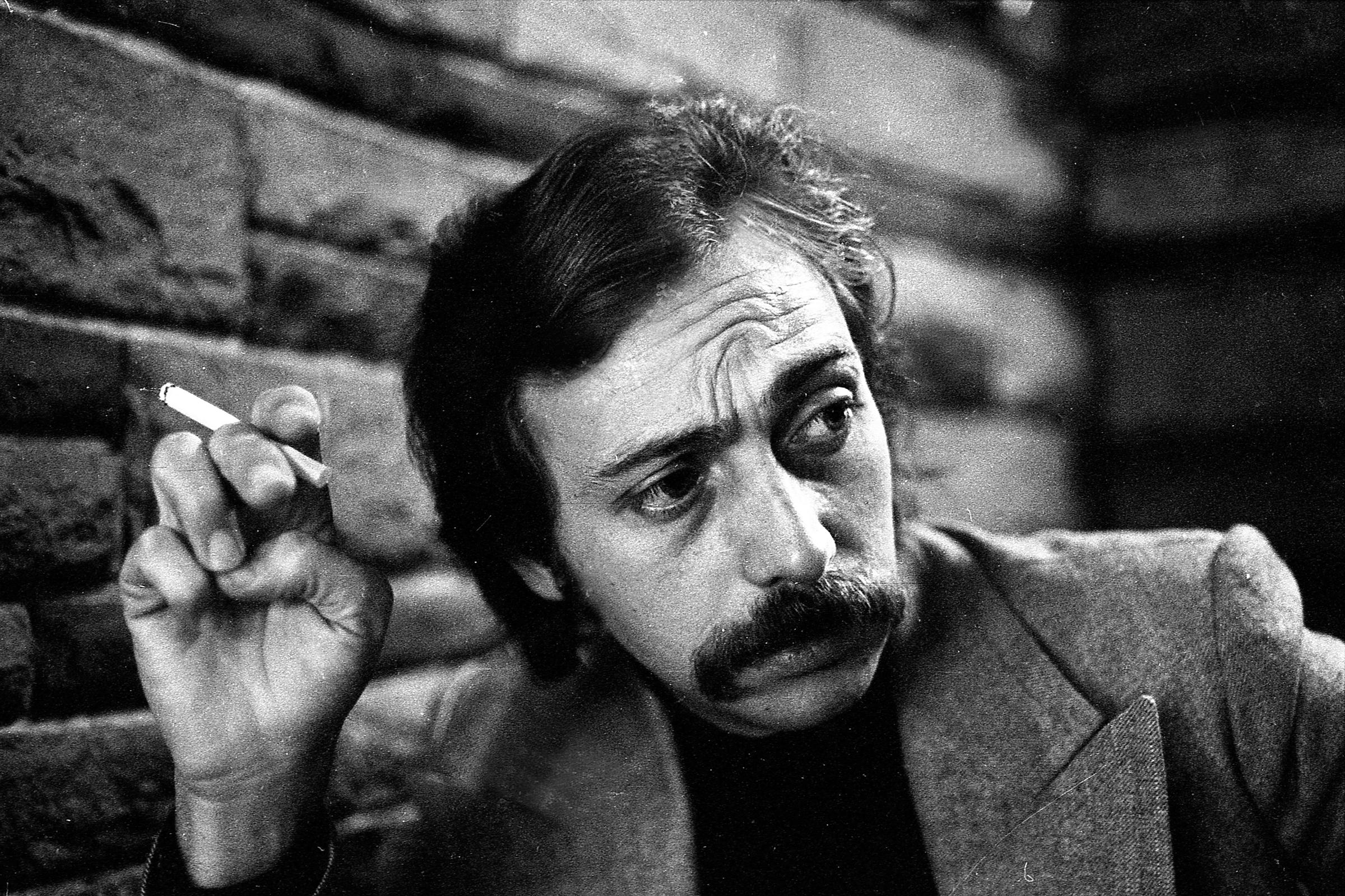 El actor argentino Luis Brandoni sostiene un cigarrillo durante una entrevista en Buenos Aires, Argentina, el 29 de julio de 1975. | Fuente: Getty Image.
