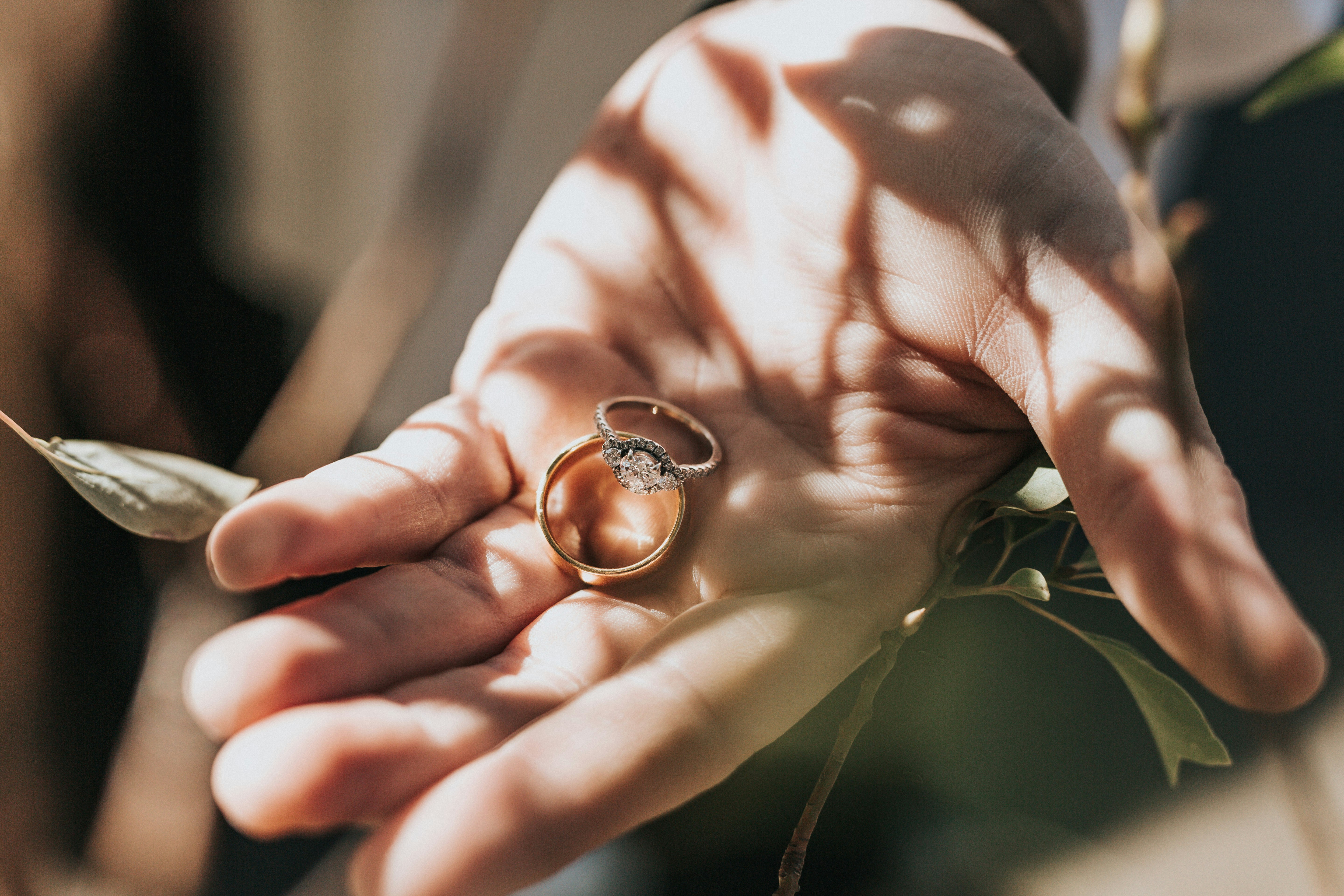 Una persona sujetando anillos | Fuente: Unsplash