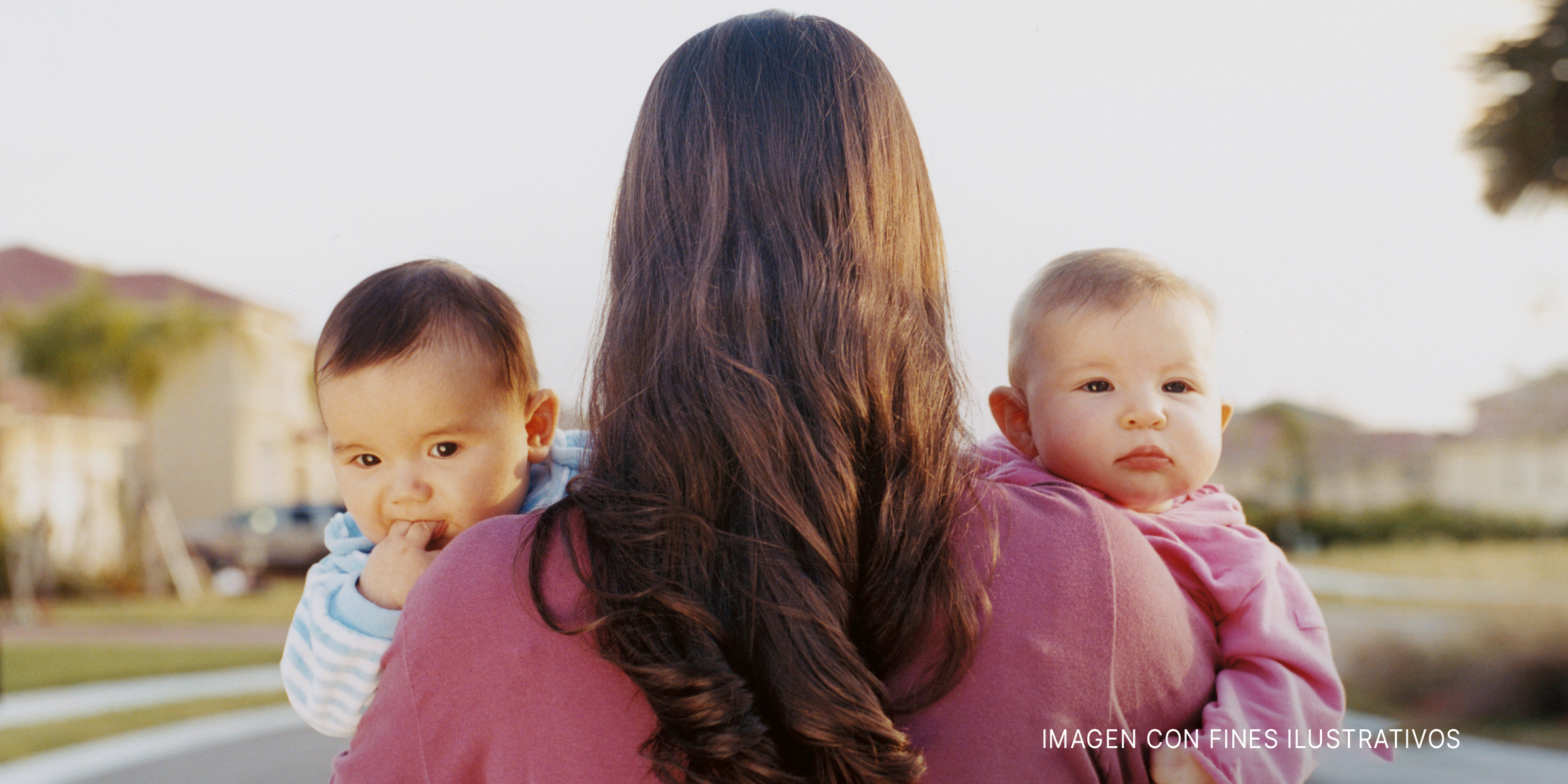 Una mujer con un par de gemelos. | Foto: Getty Images