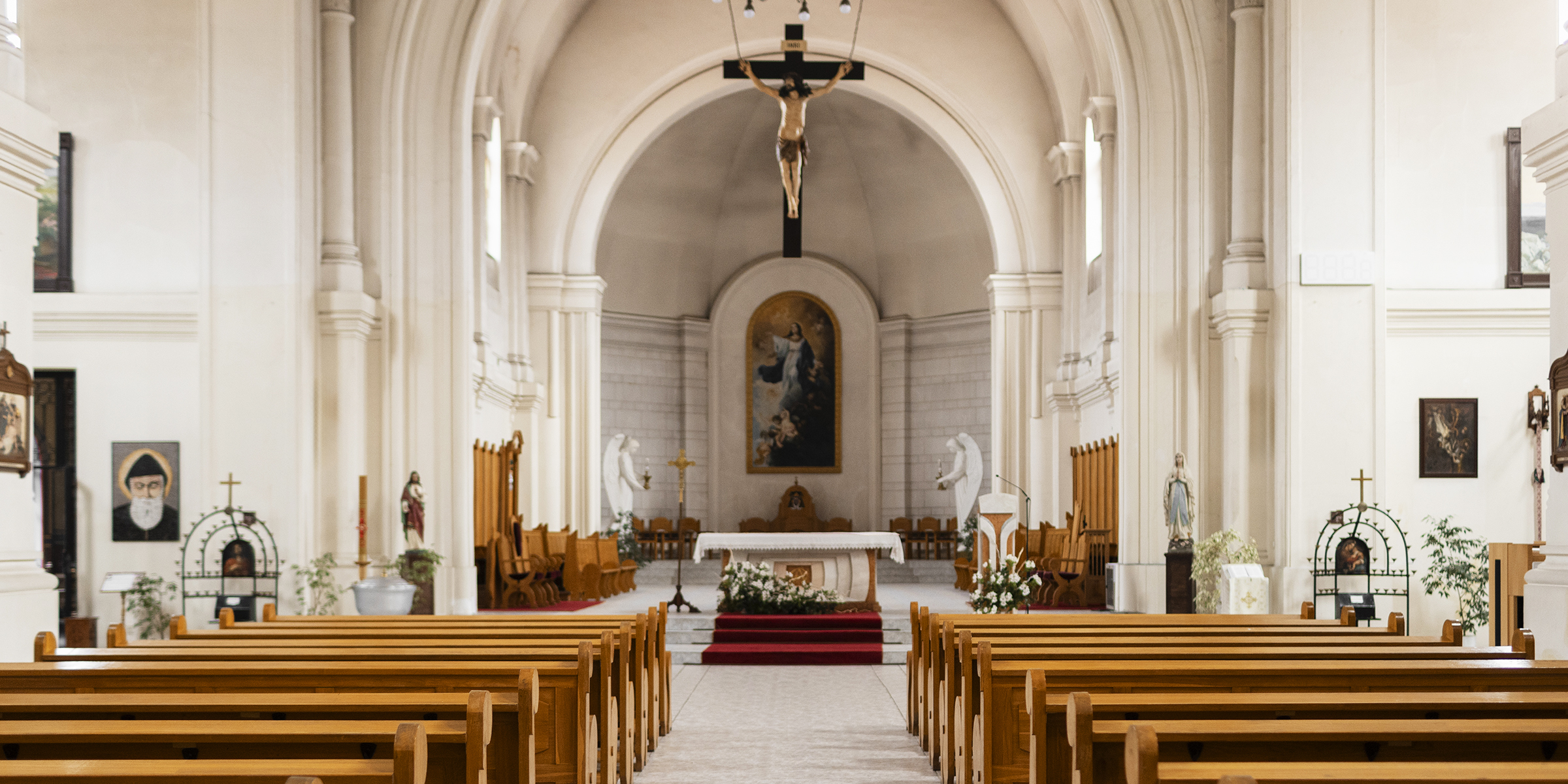 Una iglesia decorada para una boda | Fuente: Freepik