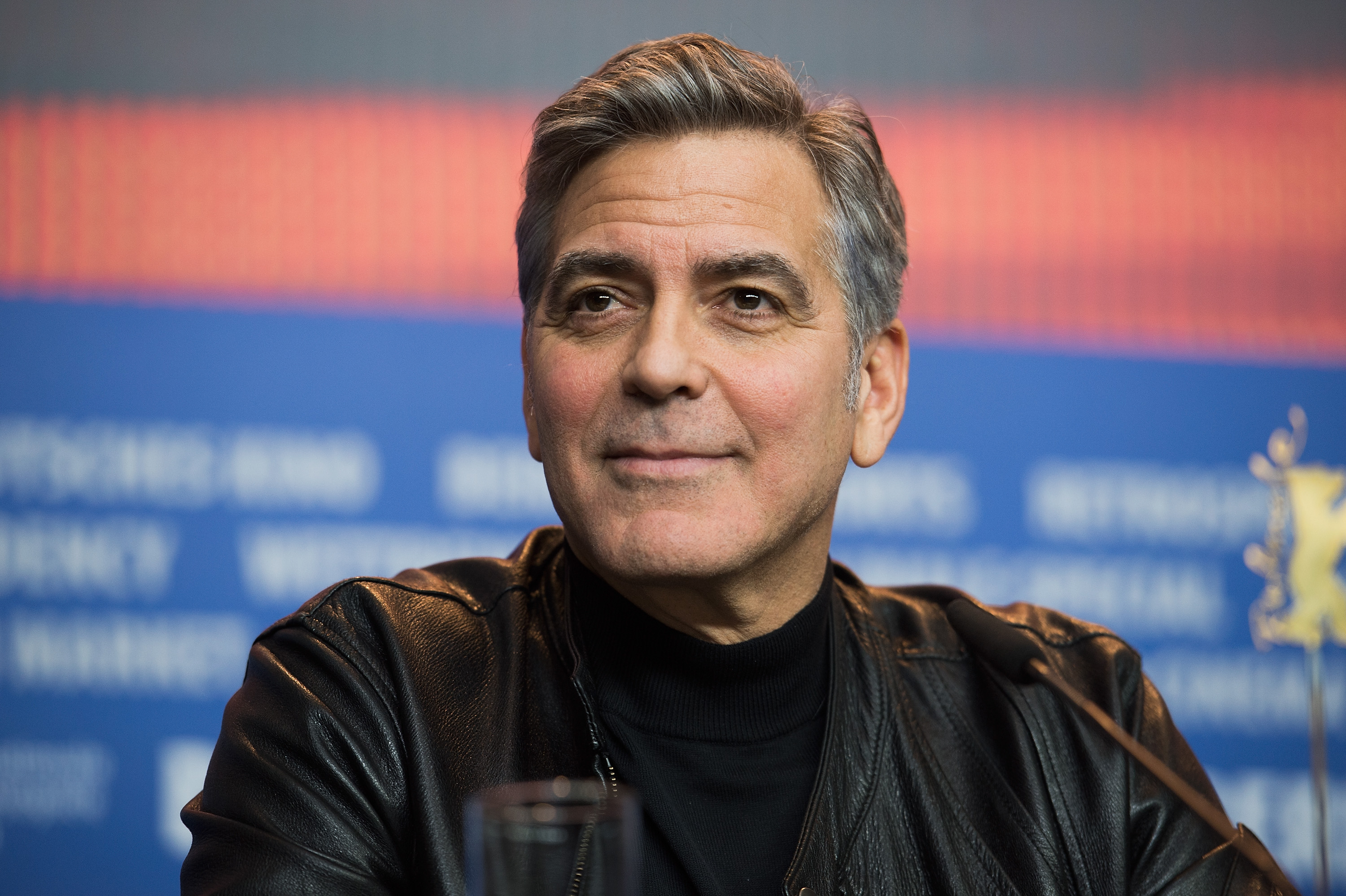 George Clooney asiste a la rueda de prensa de "¡Ave, César!", durante la 66ª Berlinale Festival Internacional de Cine de Berlín en el Hotel Grand Hyatt el 11 de febrero de 2016 en Berlín, Alemania | Foto: Getty Images