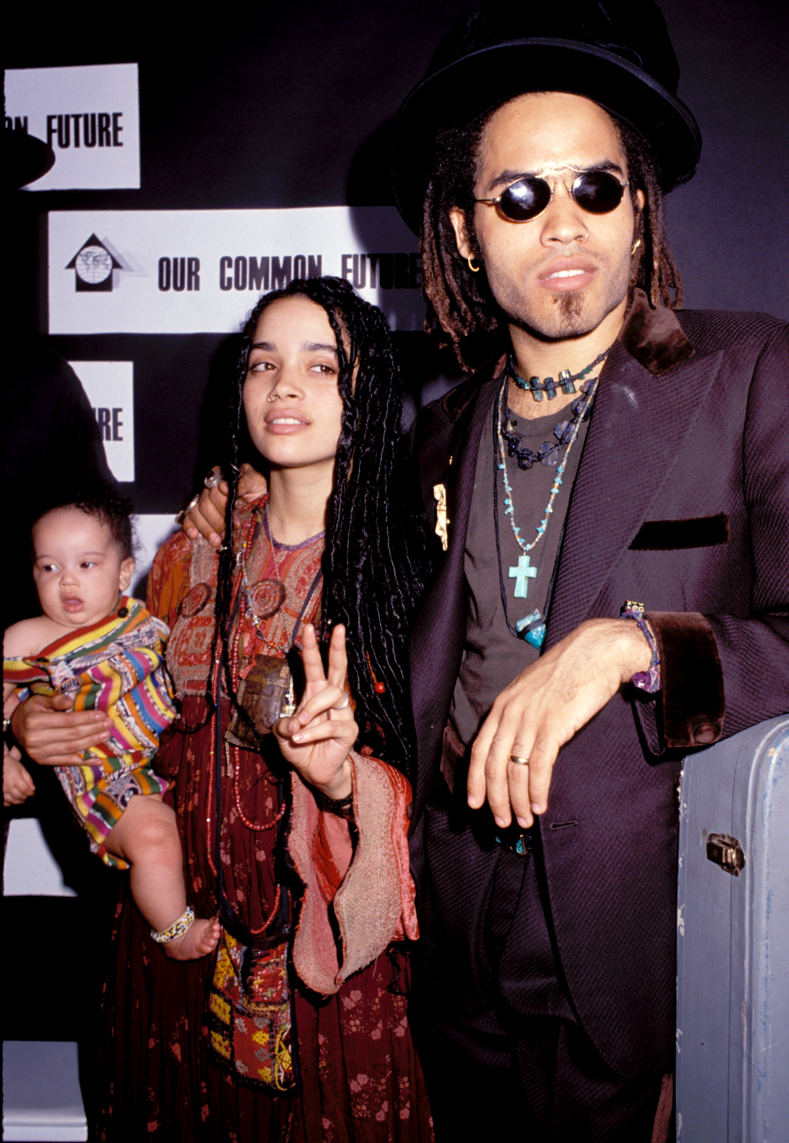 A Lenny y Lisa les tomaron una foto con la pequeña Zoë en el Lincoln Center de Nueva York en 1989, cuando su hija aún era un bebé y Lenny estaba empezando su carrera musical. | Fuente: Getty Images