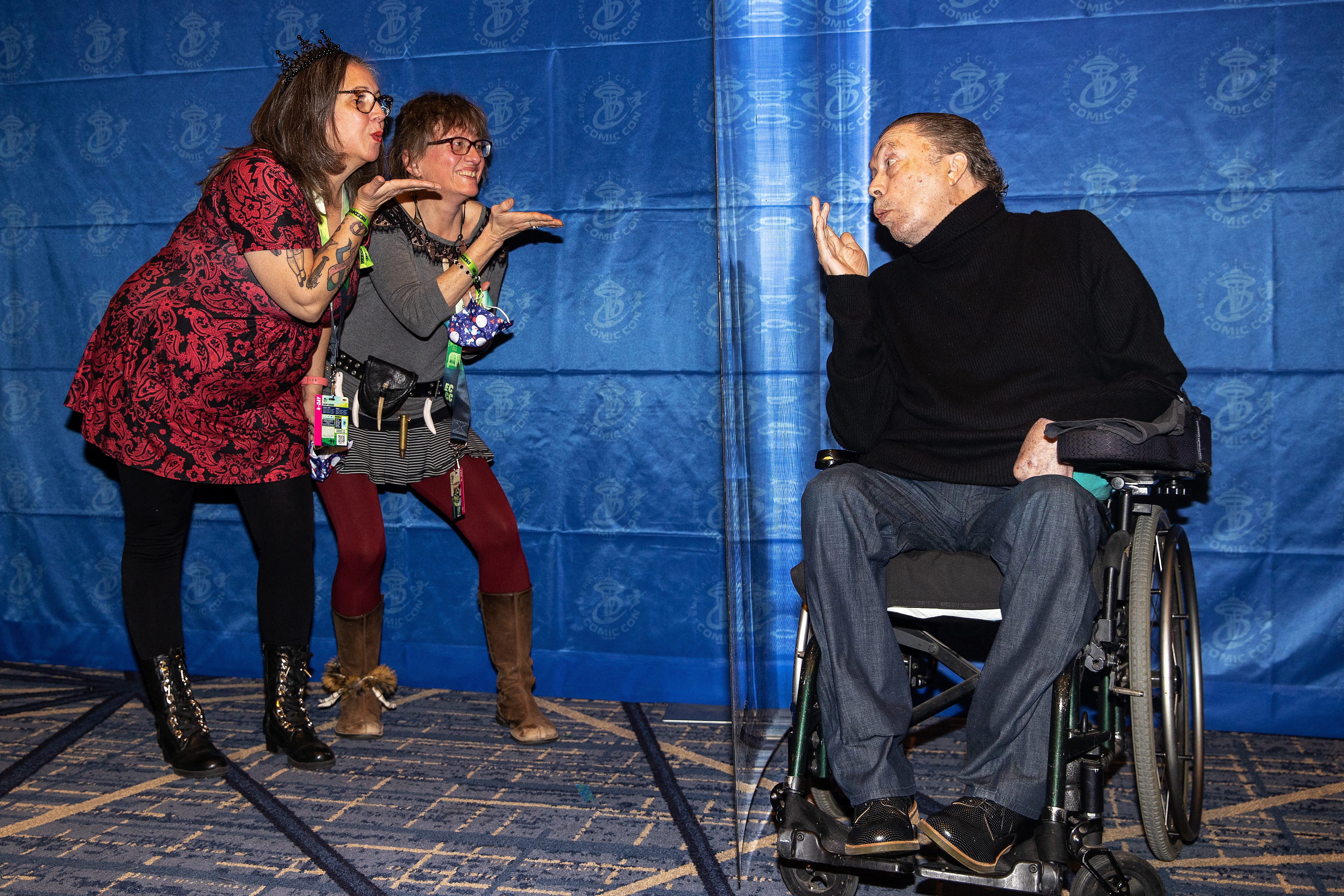 El actor Tim Curry sopla un beso a los fans durante la Emerald City Comic Con en el Sheraton Grand Hotel el 04 de diciembre de 2021 en Seattle, Washington. | Fuente: Getty Images