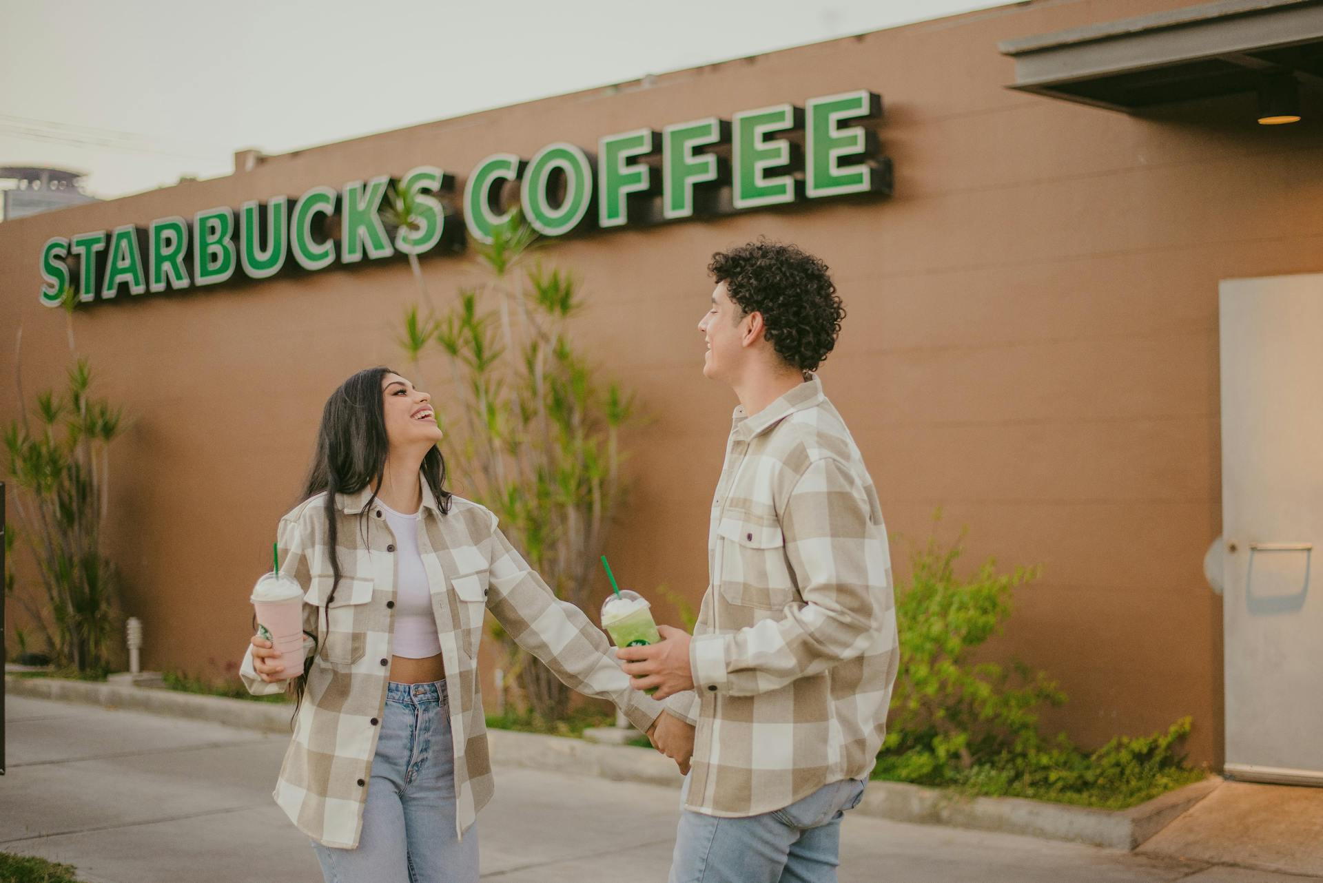 Una pareja disfrutando en Starbucks | Fuente: Pexels