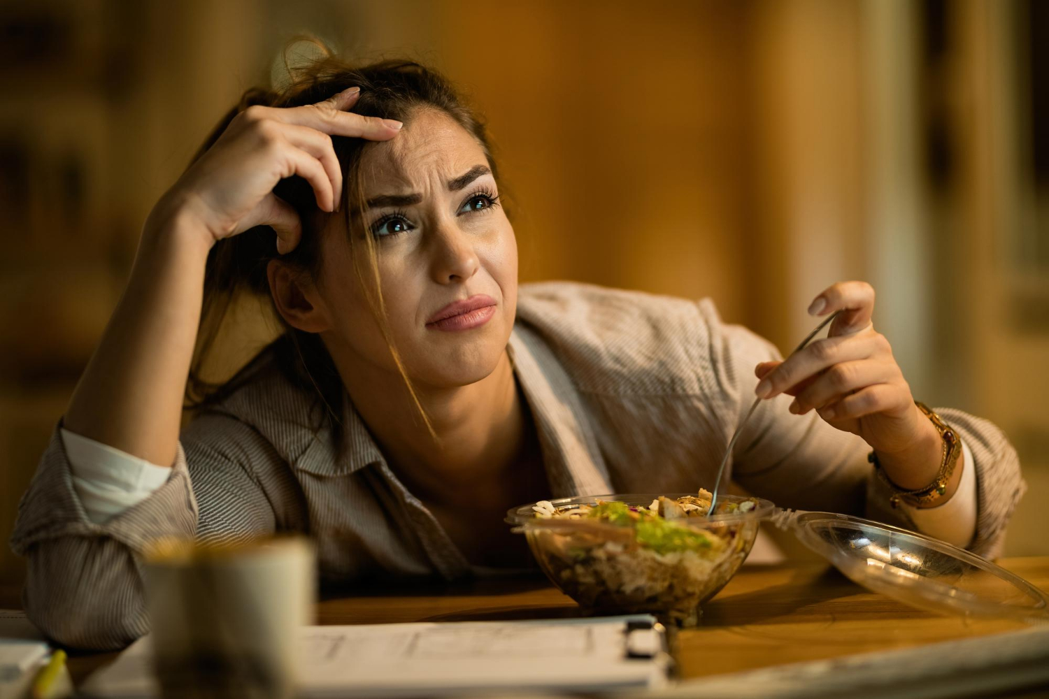 Una mujer disgustada sentada a la mesa del comedor | Fuente: Freepik