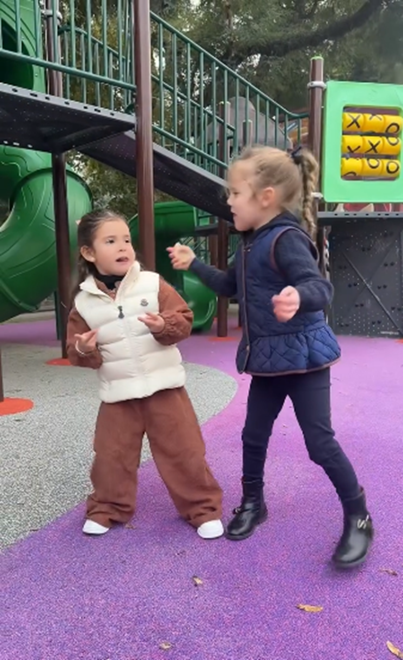 Anita García Moritán, hija de Pampita Ardohain, y Sarah Burlando, hija de Barby Franco, compartiendo en una plaza | Fuente: Instagram/barbaritafranco21