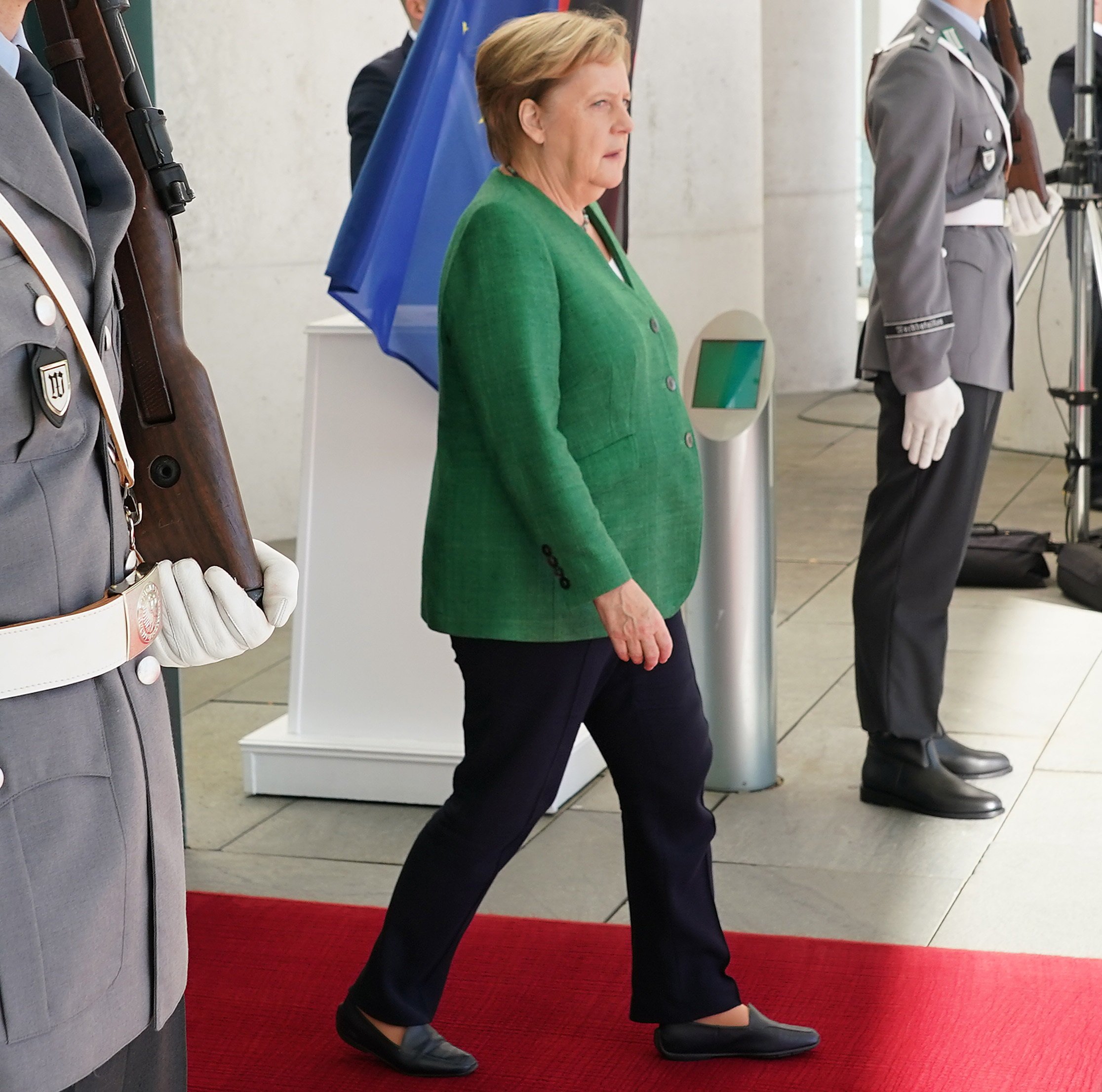 Angela Merkel en camino a recibir a Ursula von der Leyen en la Cancillería, el 18 de septiembre de 2020 en Berlín, Alemania. | Foto: Getty Images