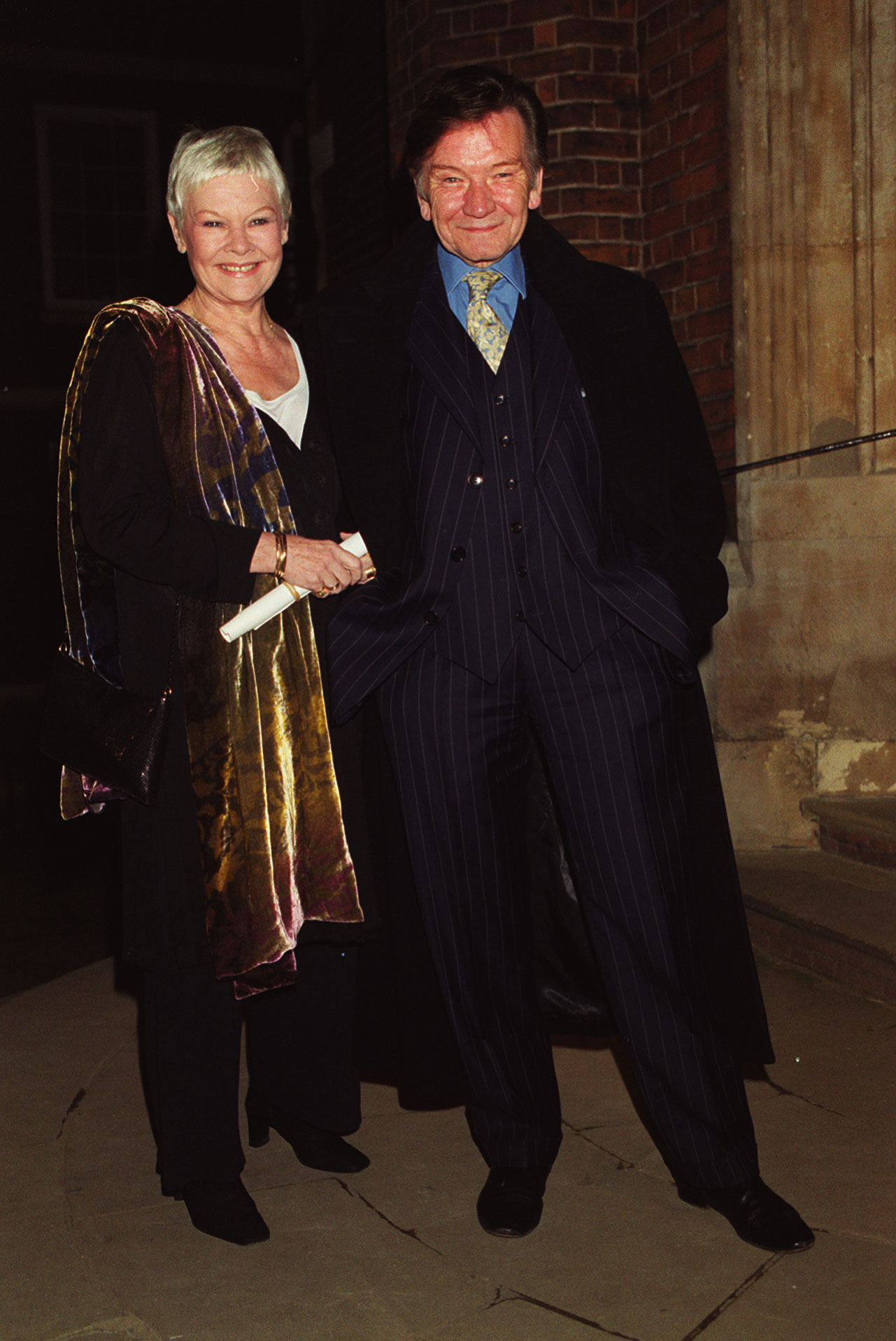 Judi Dench y Michael Williams en el histórico Middle Temple Hall de Londres el 16 de enero de 2000 | Fuente: Getty Images