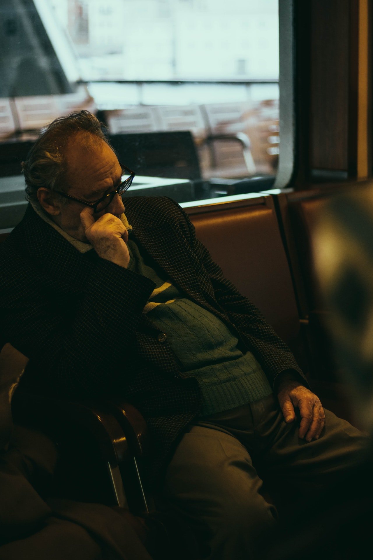 Hombre durmiendo en una silla. | Foto: Pexels
