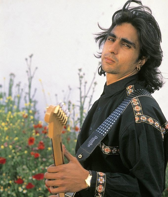 El cantante español Antonio, hijo de Lola Flores, posando con una guitarra eléctrica. | Foto: Getty Images