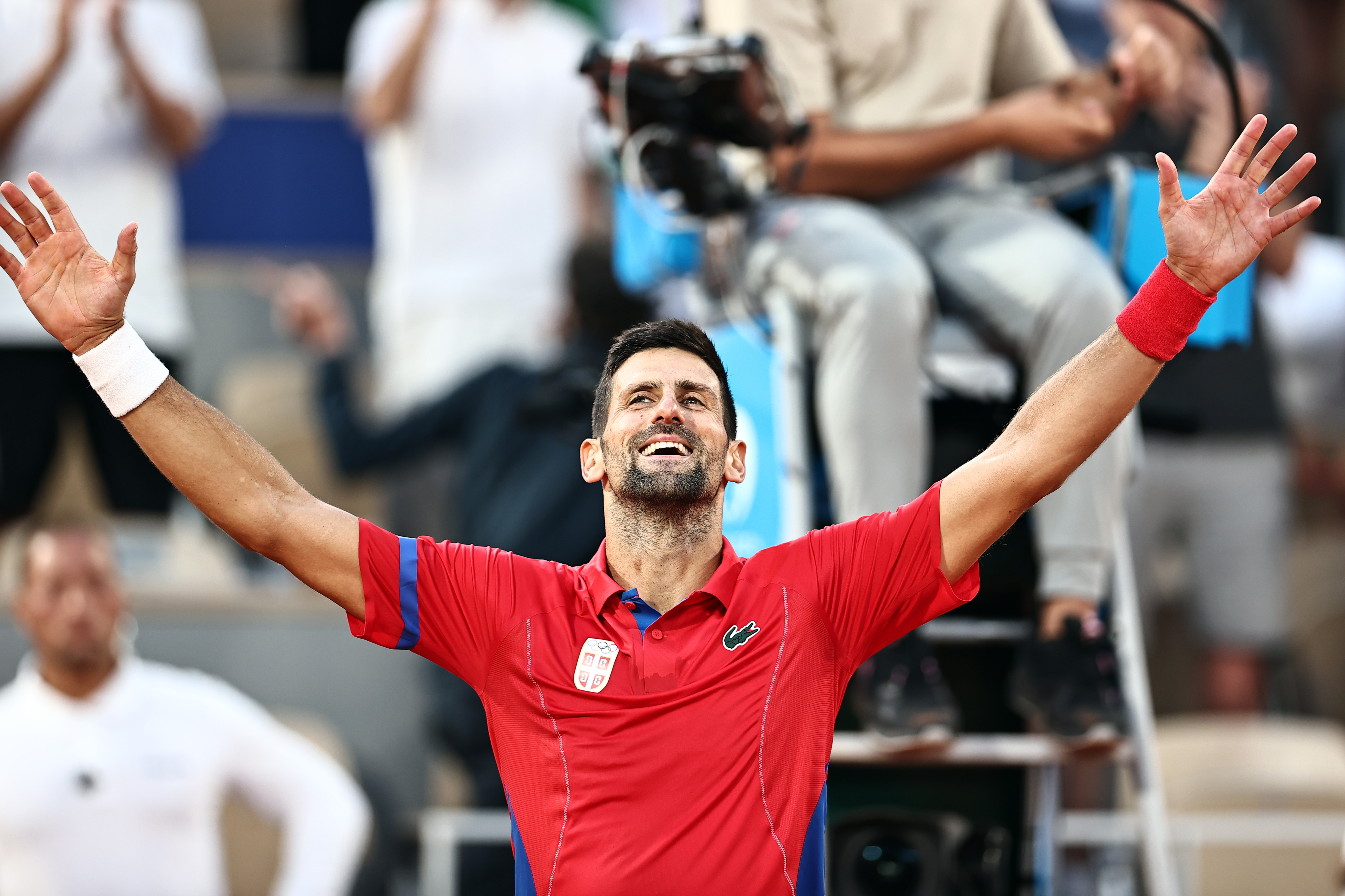 Novak Djokovic celebra tras ganar a Carlos Alcaraz el 4 de agosto de 2024 | Fuente: Getty Images