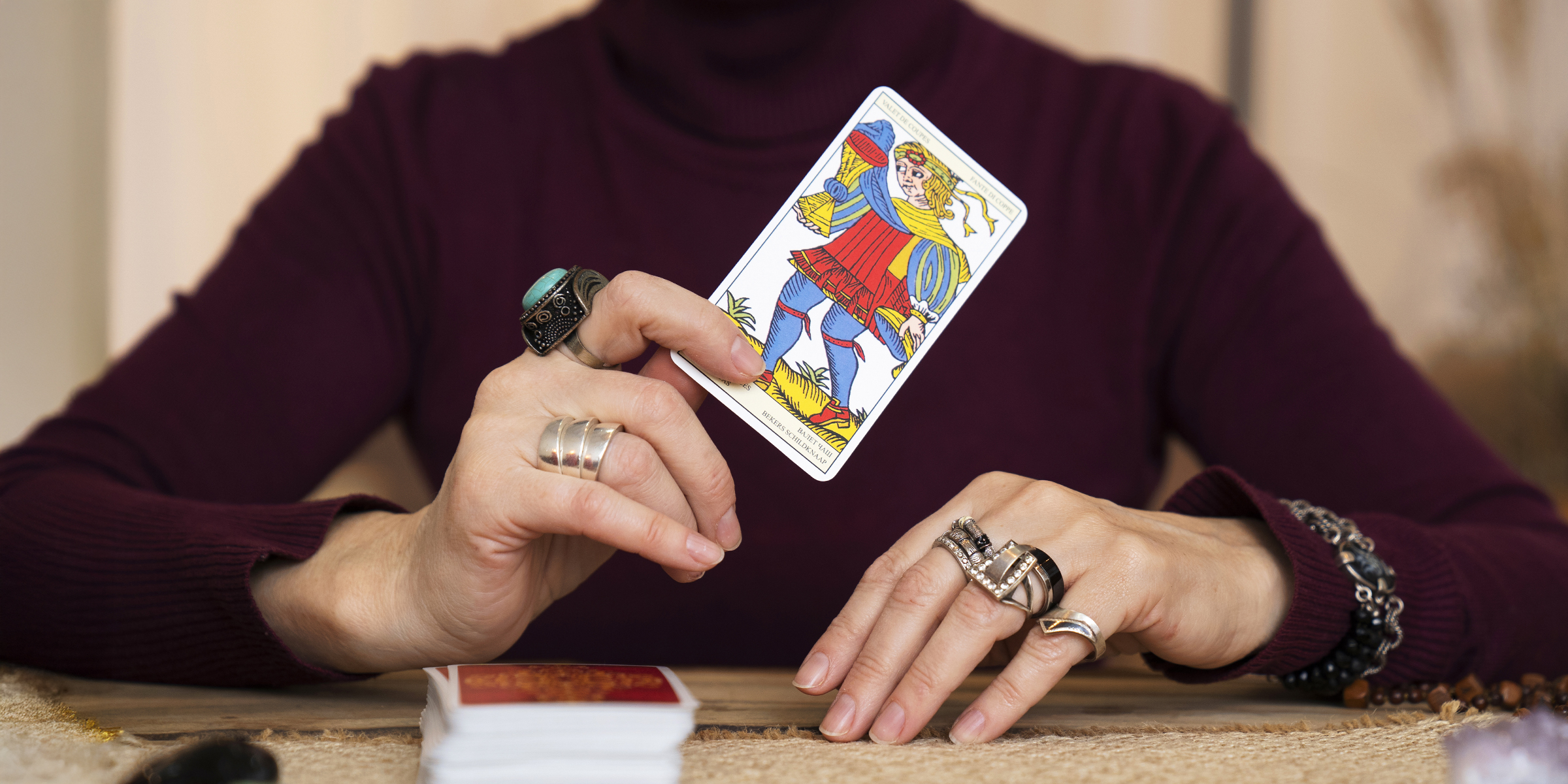 Una adivina sosteniendo una carta del tarot | Souce: Freepik