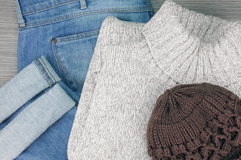 Vestimenta para el frío conformada por un jean y suéter de lana. | Foto: Shutterstock.