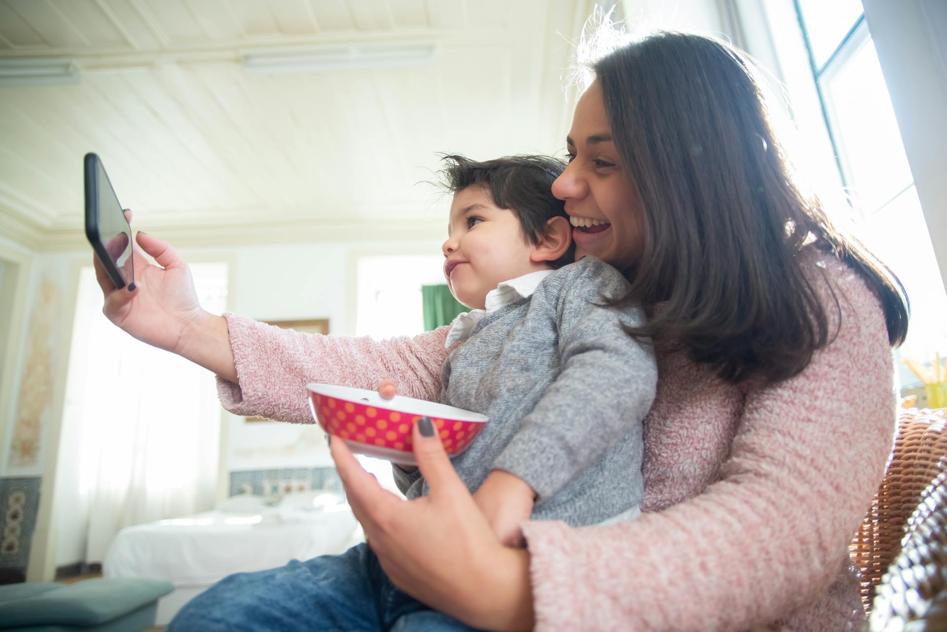 Una mujer jugando con su hijo | Fuente: Pexels