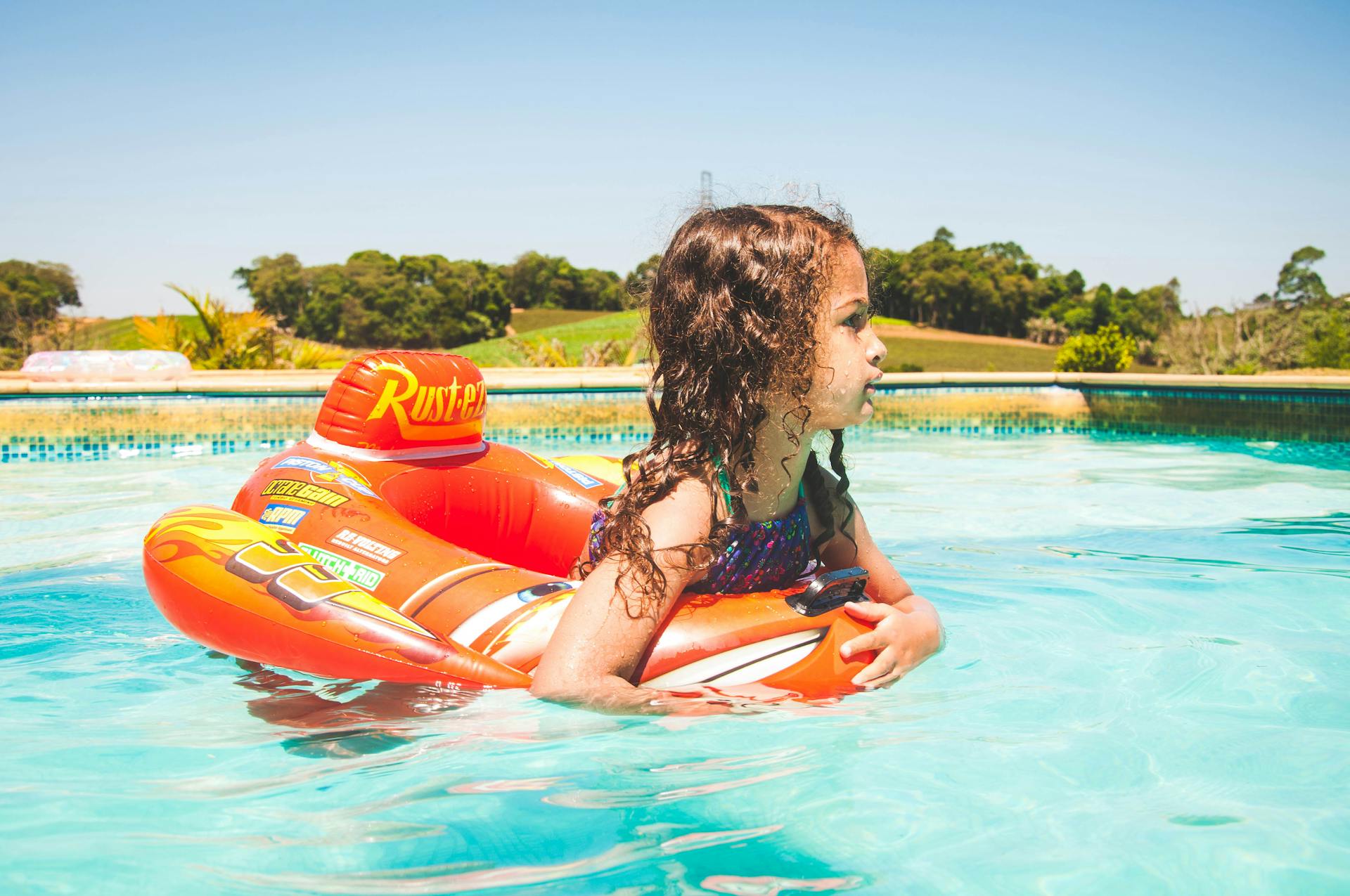 Una niña en una piscina | Fuente: Pexels