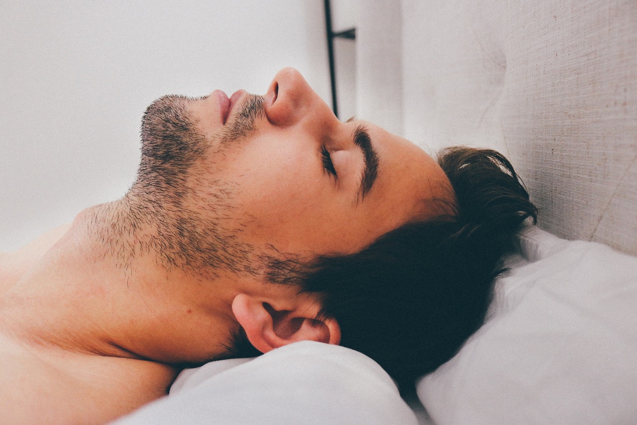 Un hombre durmiendo | Foto: Pixabay