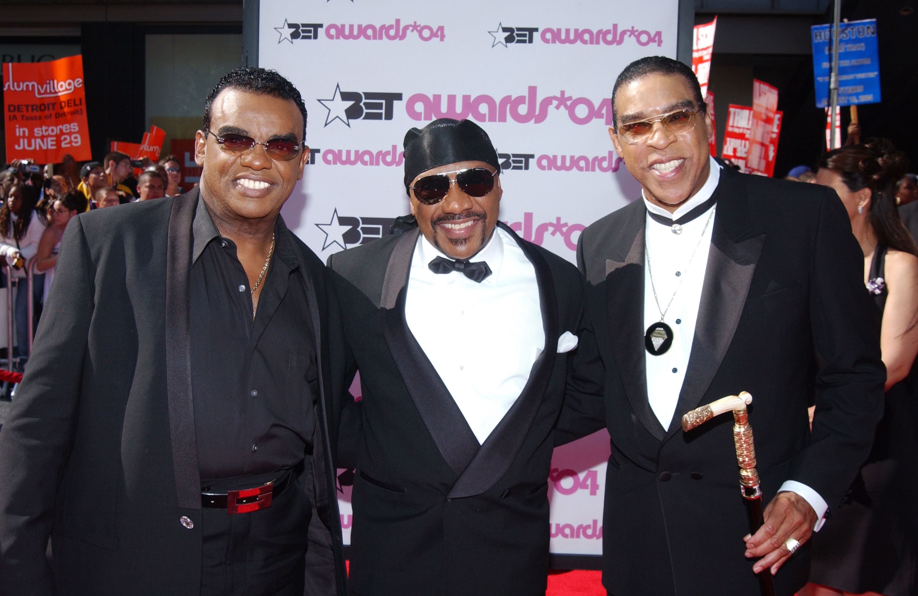 Ronald, Ernie y Rudolph Isley en la 4ª edición de los premios BET en Hollywood, California, en 2004 | Foto: Getty Images