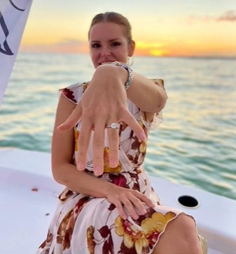 Suzie Tucker luciendo su anillo de compromiso | Foto: TikTok/smclyne