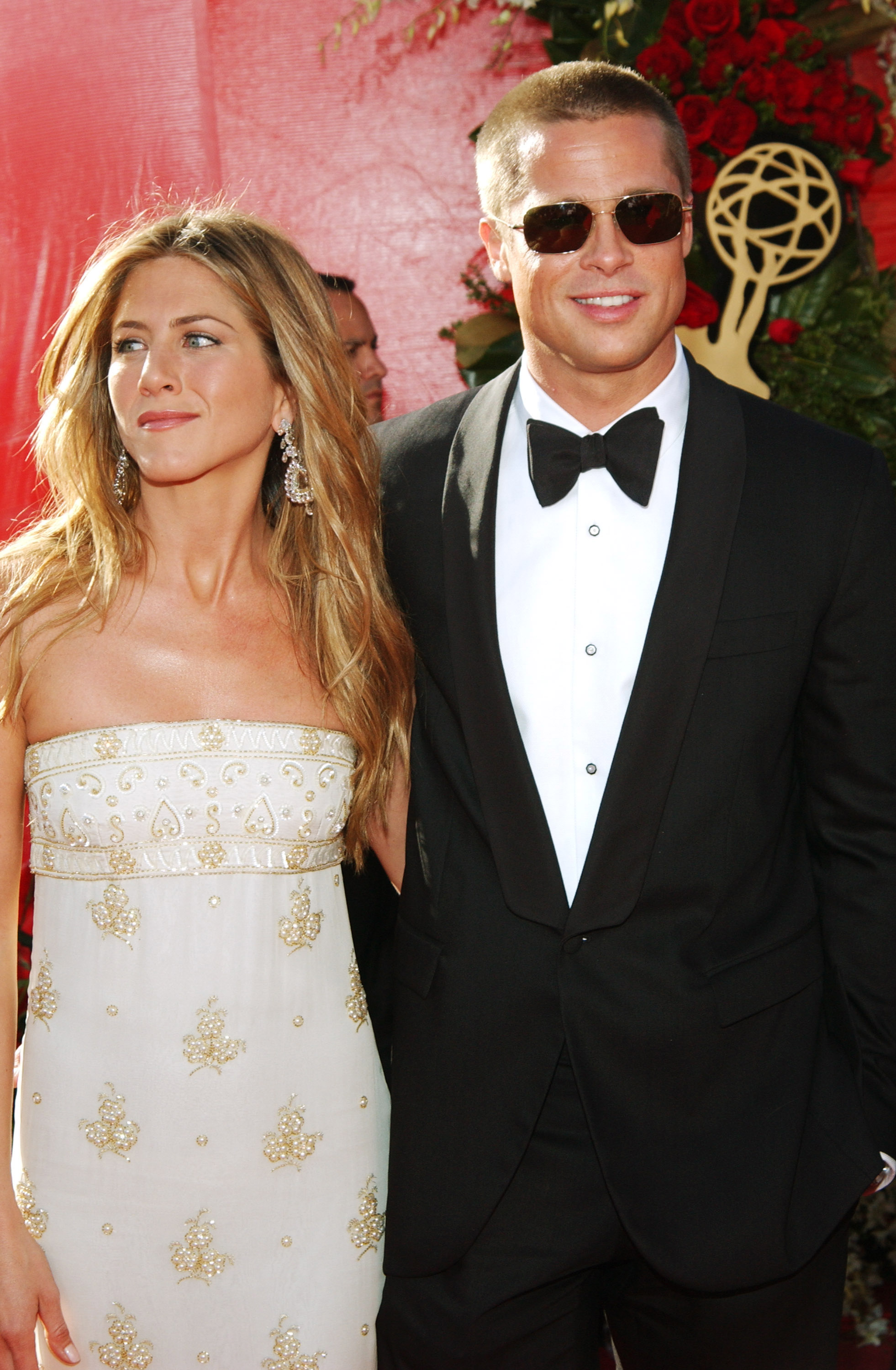 Jennifer Aniston y Brad Pitt durante la 56ª edición de los premios Primetime Emmy en el Shrine Auditorium de Los Ángeles, California, el 19 de septiembre de 2004 | Fuente: Getty Images