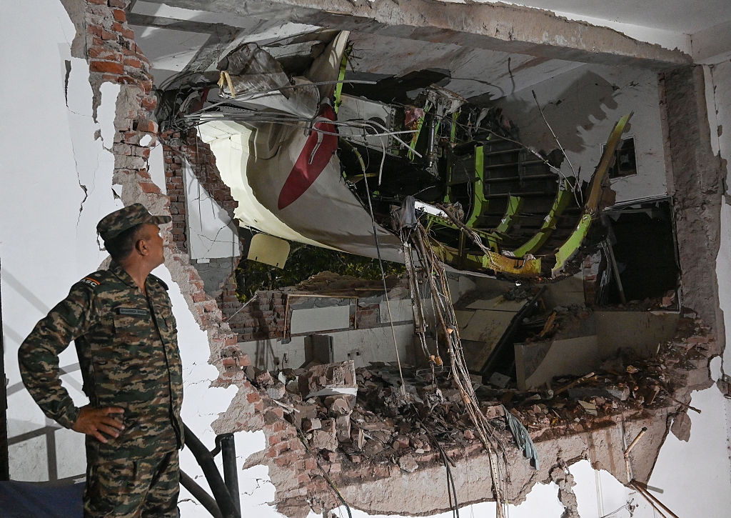 Personal militar dentro del hostal tras el impacto. | Foto: Getty Images