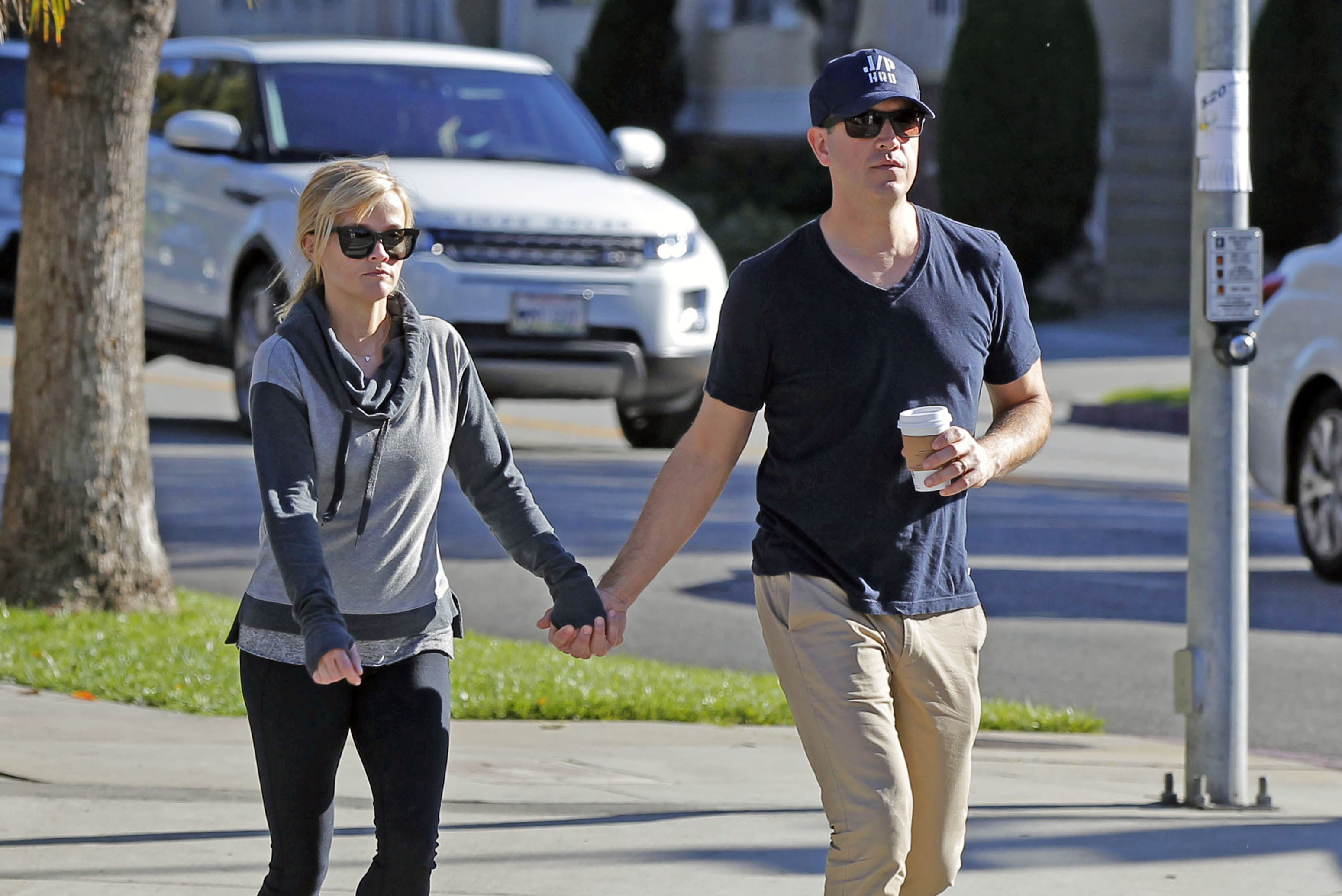 Witherspoon y Toth aparecen tomados de la mano durante una salida informal el 13 de febrero de 2015, en Los Ángeles, California. Vestido y relajado, Toth lleva un café en la mano libre mientras la pareja disfruta de lo que parece un típico día juntos.