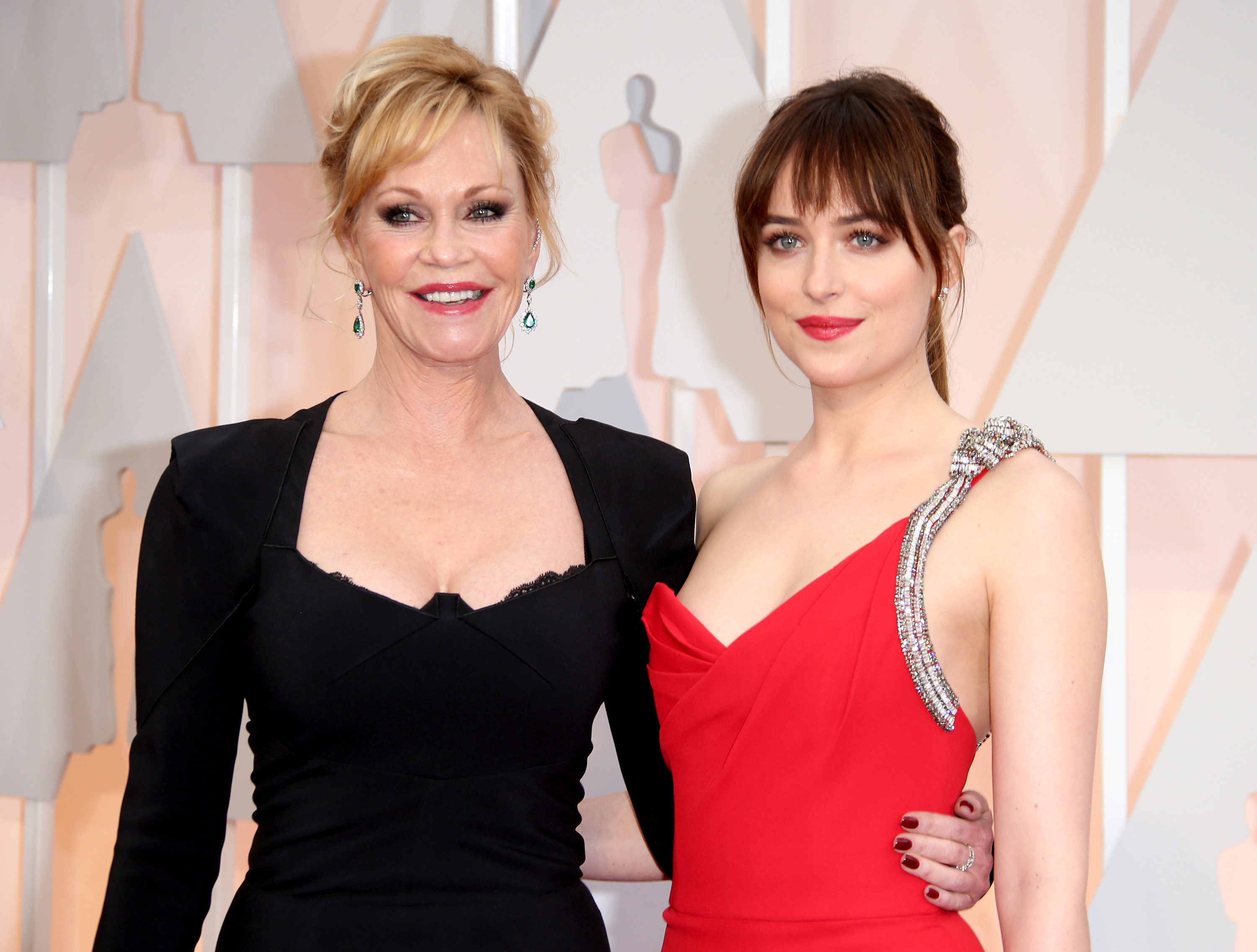 Melanie Griffith y Dakota Johnson en la 87ª edición de los Premios de la Academia el 22 de febrero de 2015, en Los Ángeles. | Fuente: Getty Images