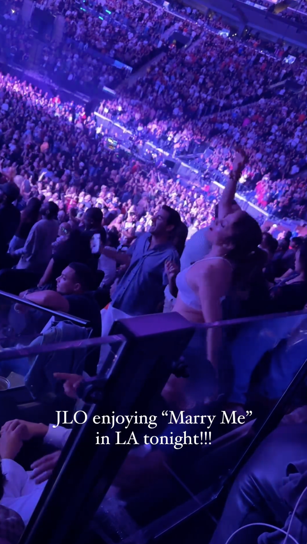 Jennifer Lopez baila con la mano en alto la canción "Marry You" en el concierto de Bruno Mars en Los Ángeles, California, publicado en agosto de 2024 | Fuente: Instagram/itstetrisbish