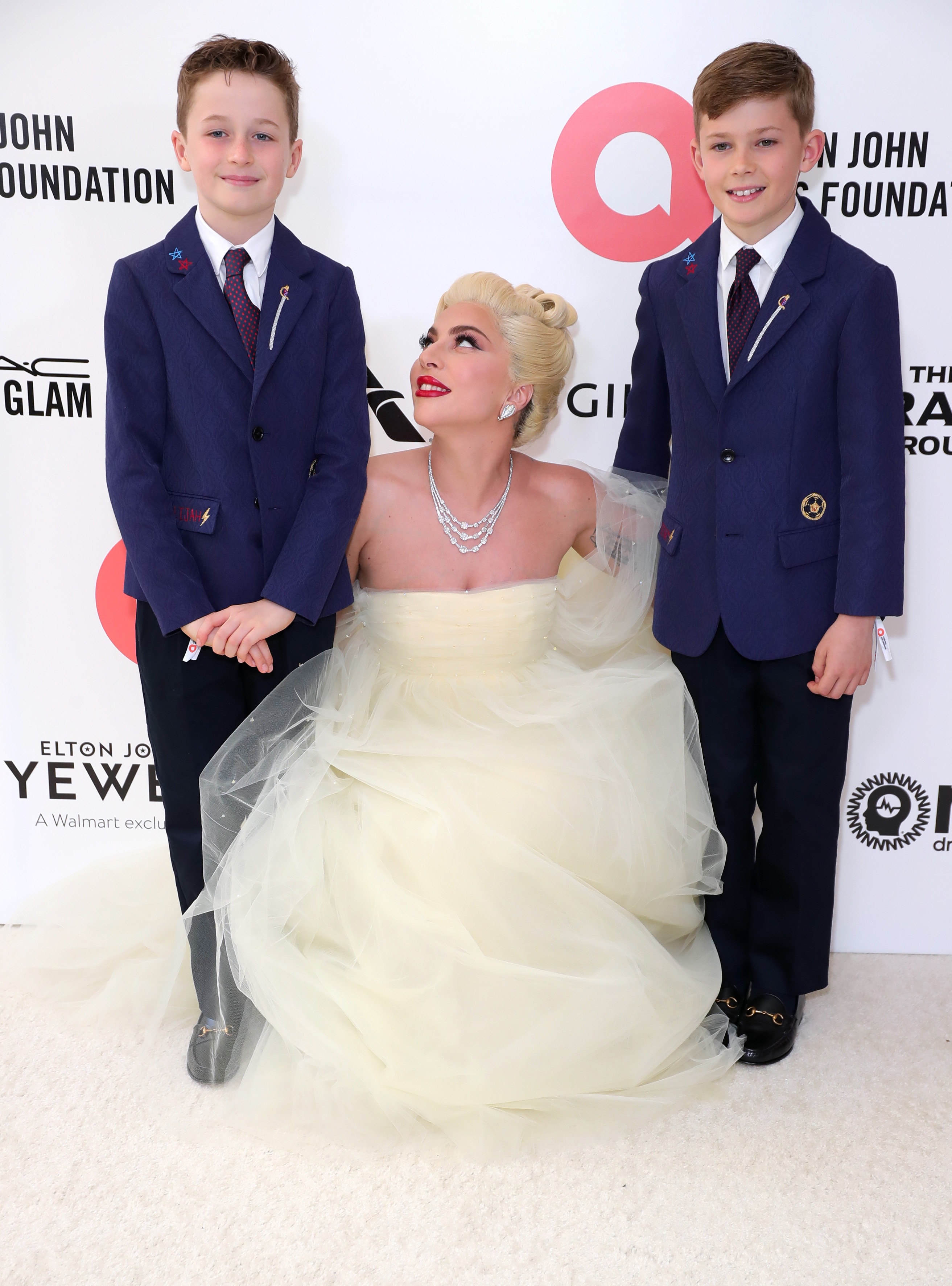 Elijah Joseph Daniel Furnish-John, Lady Gaga y Zachary Jackson Levon Furnish-John en la 30.ª fiesta anual de la Fundación Elton John contra el SIDA para ver los Premios de la Academia, celebrada en West Hollywood el 27 de marzo de 2022. | Fuente: Getty Images