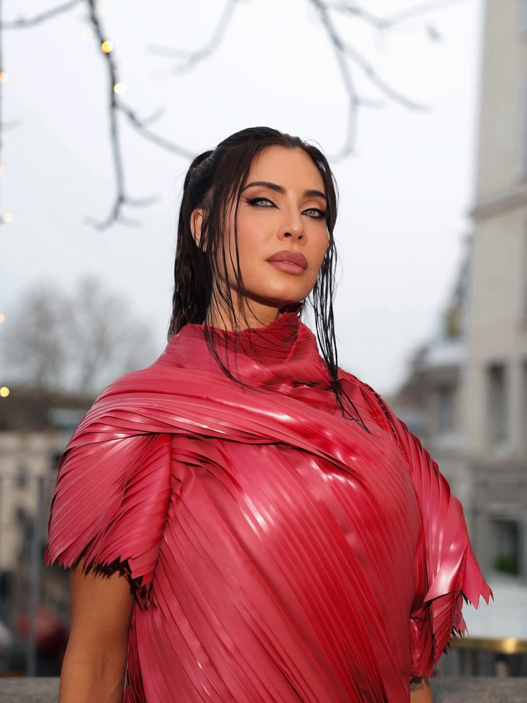 Pilar Rubio posando con su atuendo para asistir al desfile de Rick Owens en la Paris Fashion Week | Fuente: Instagram/pilarrubio