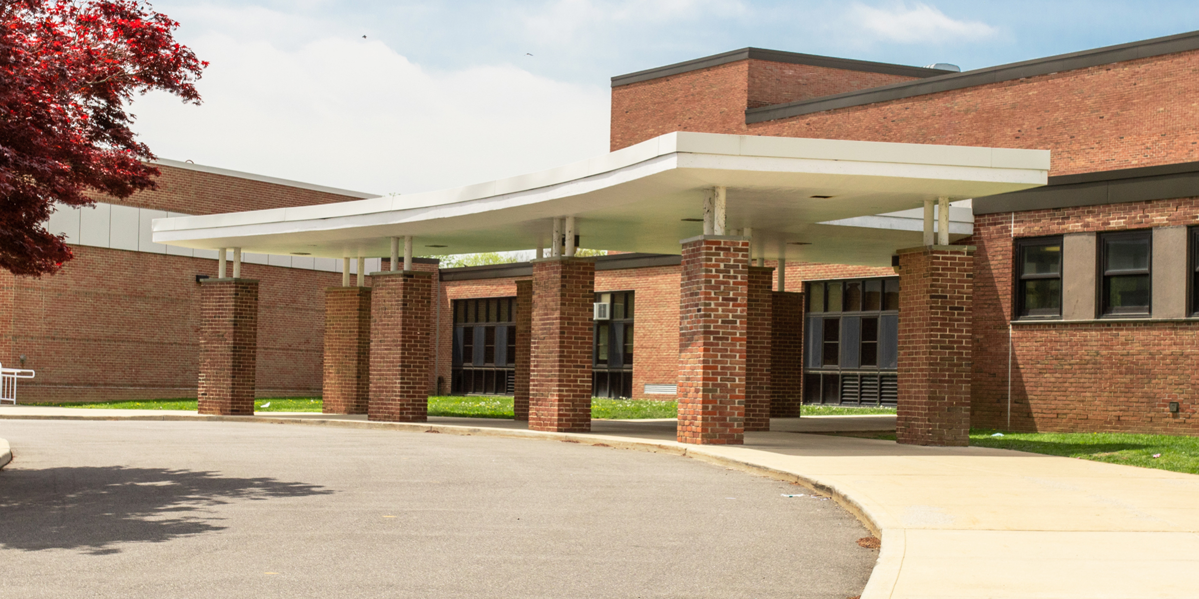 La entrada de una escuela | Fuente: Shutterstock