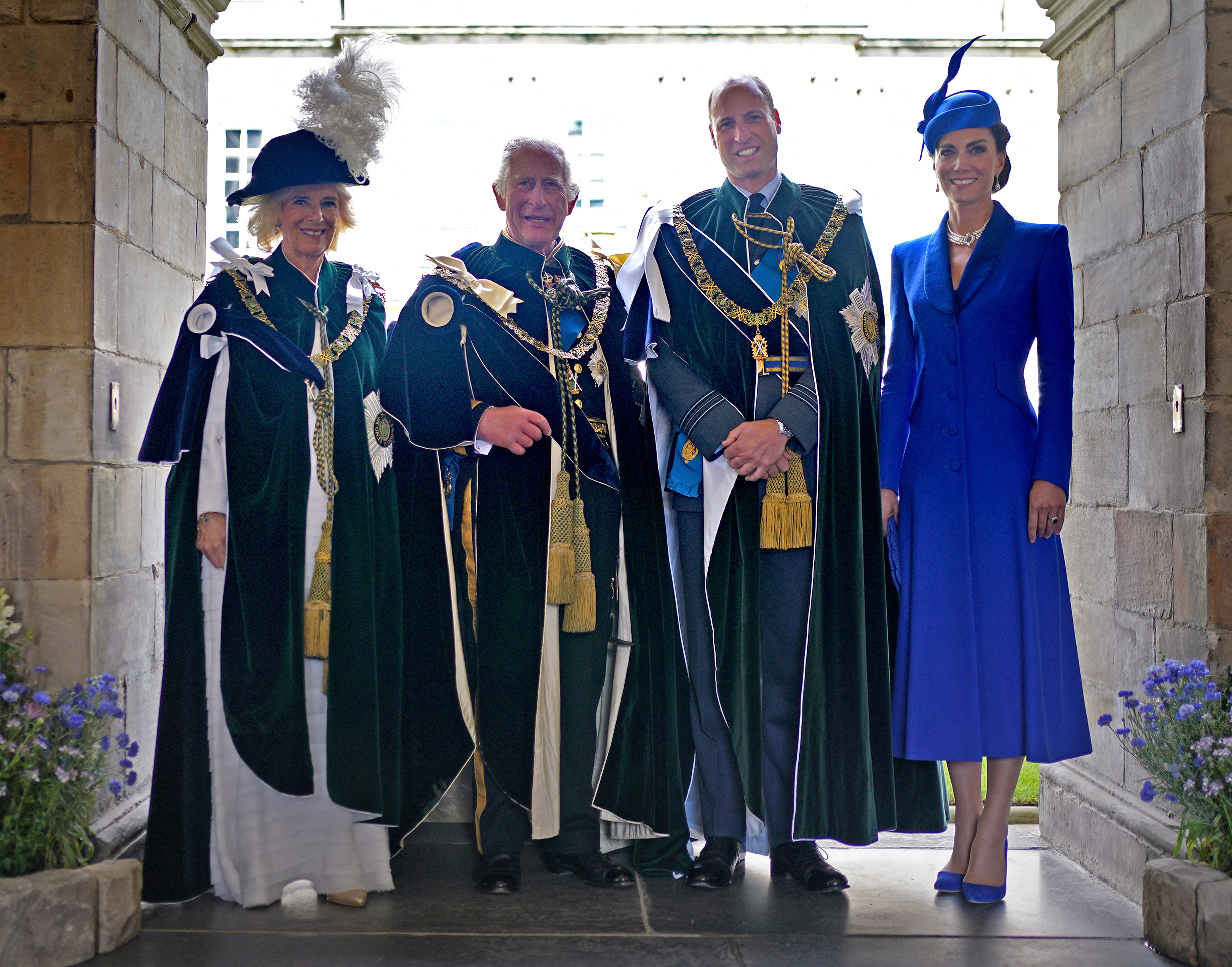 La reina Camilla, el rey Charles III, el príncipe William y la princesa Catherine después de ver un pase aéreo del equipo acrobático de la Real Fuerza Aérea Británica (RAF) desde el Palacio de Holyroodhouse, en Edimburgo, Escocia, el 5 de julio de 2023 | Fuente: Getty Images