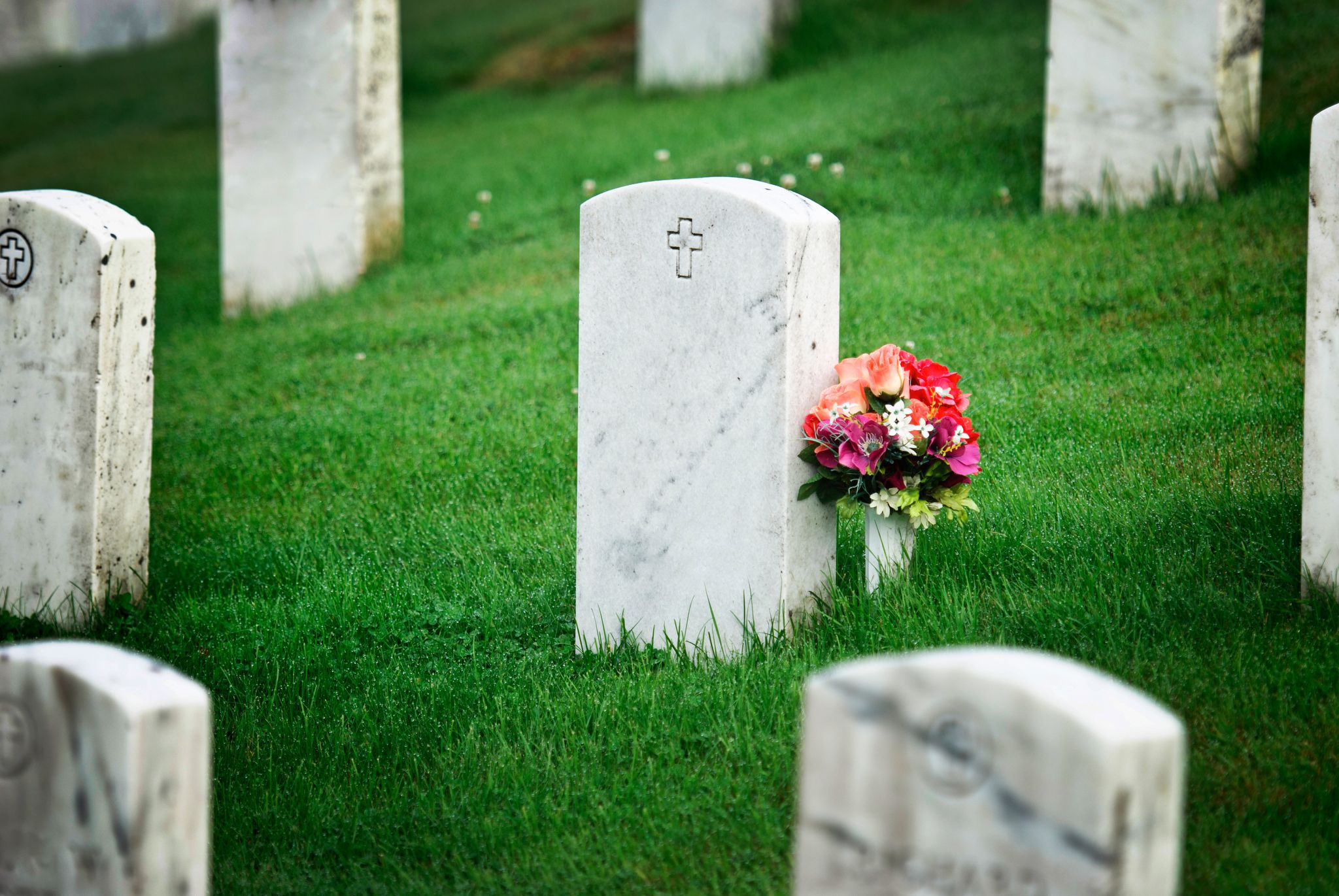 Una lápida con flores. | Foto: Getty Images
