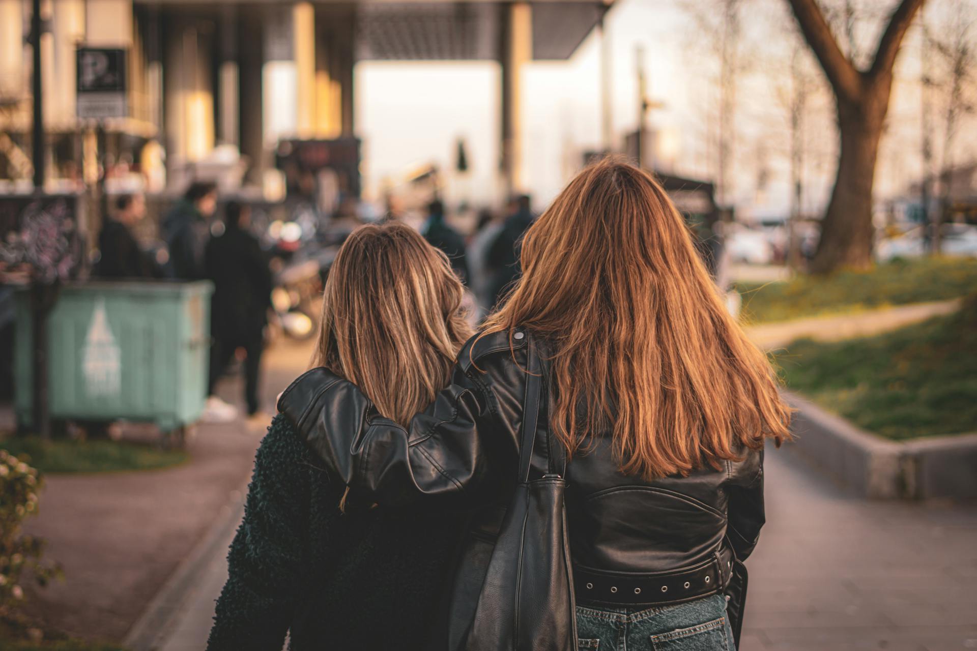 Dos mujeres caminando por la calle | Fuente: Pexels