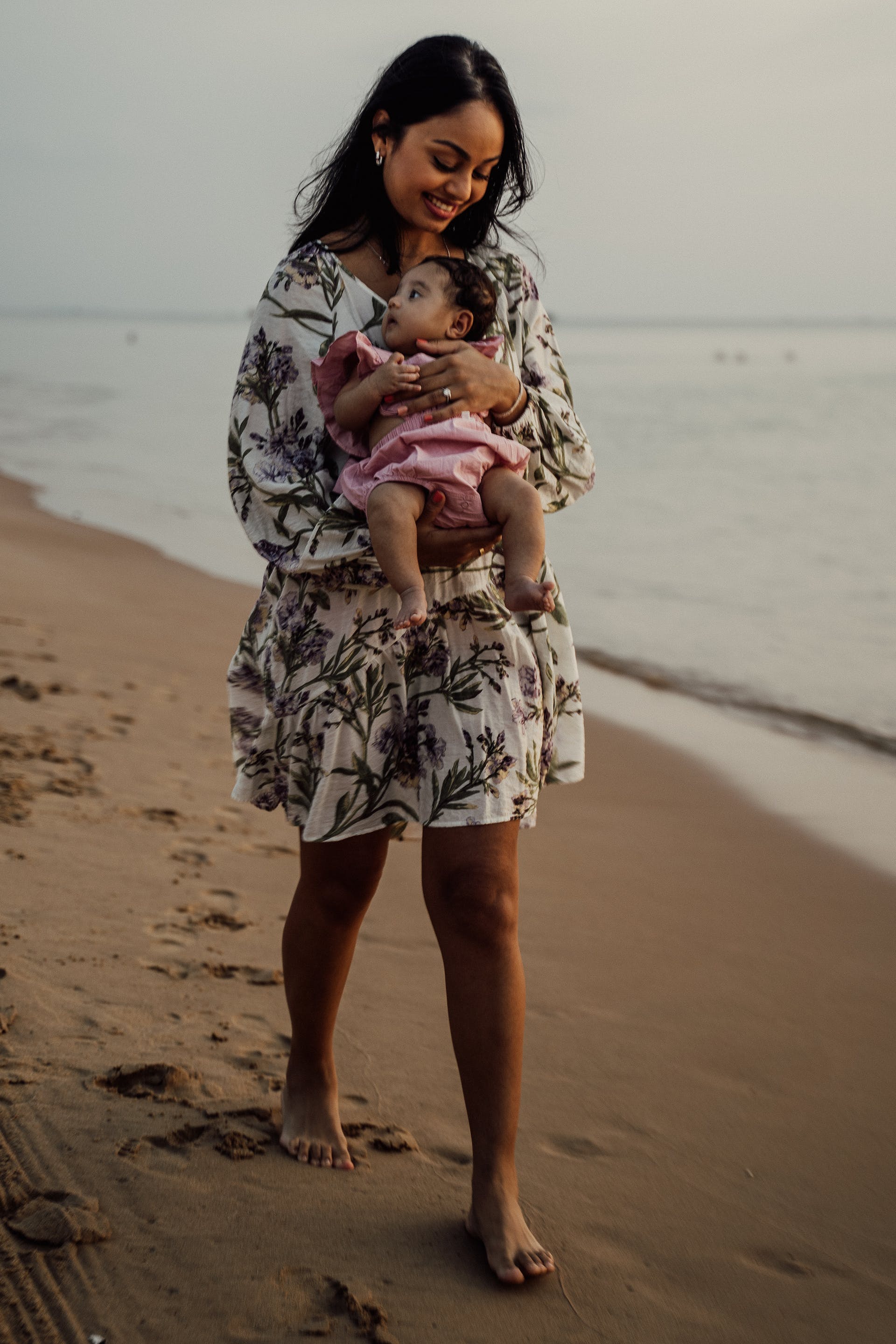 Una mujer con su bebé en la playa | Fuente: Pexels
