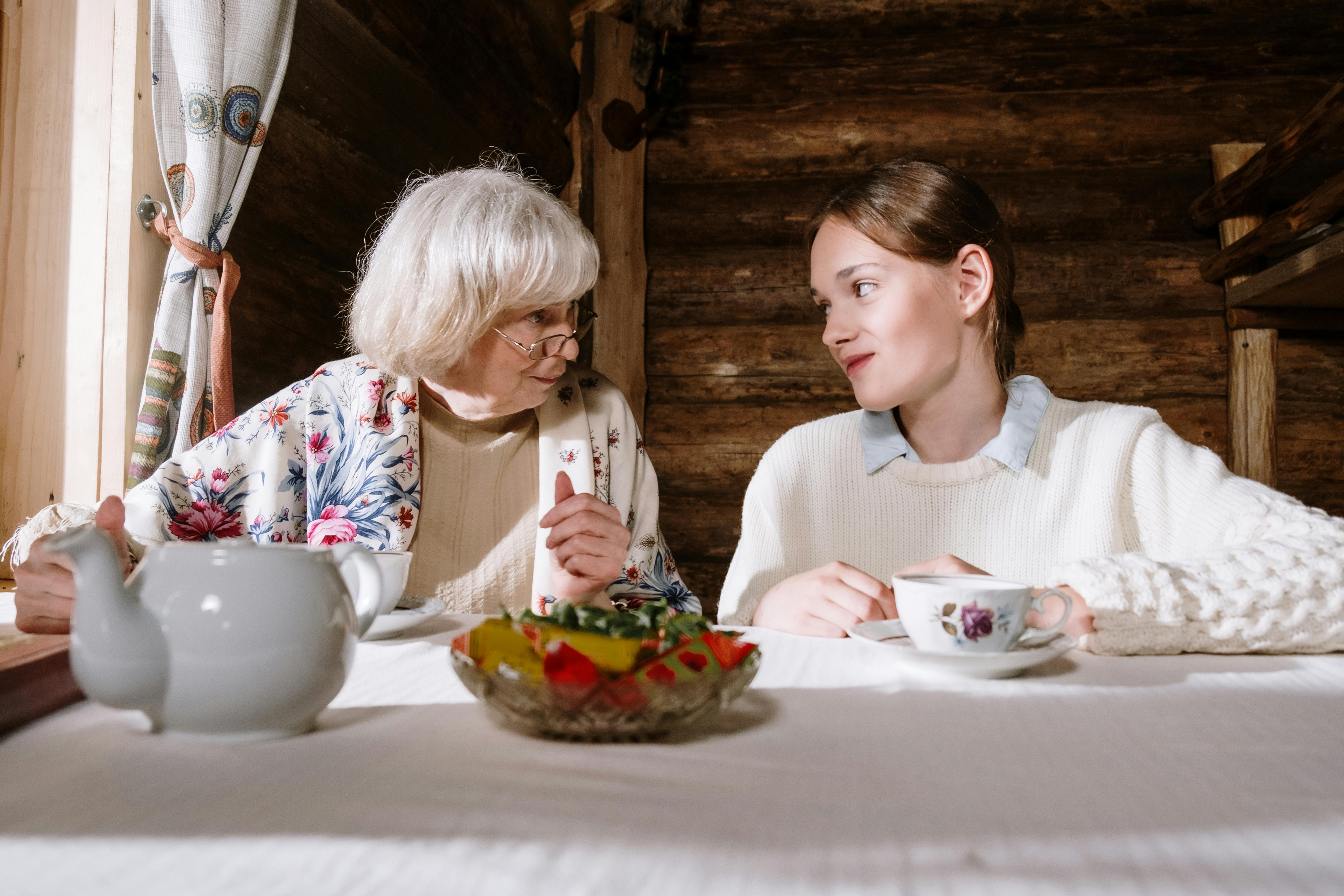 Una abuela y una adolescente tomando el té juntas | Fuente: Pexels