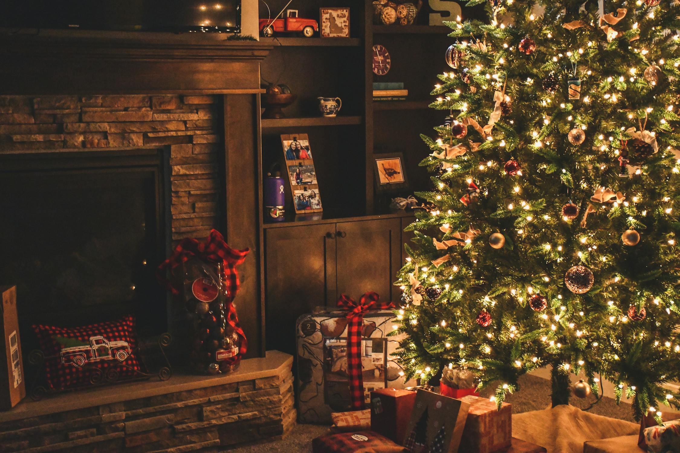 Salón decorado para Navidad | Fuente: Pexels