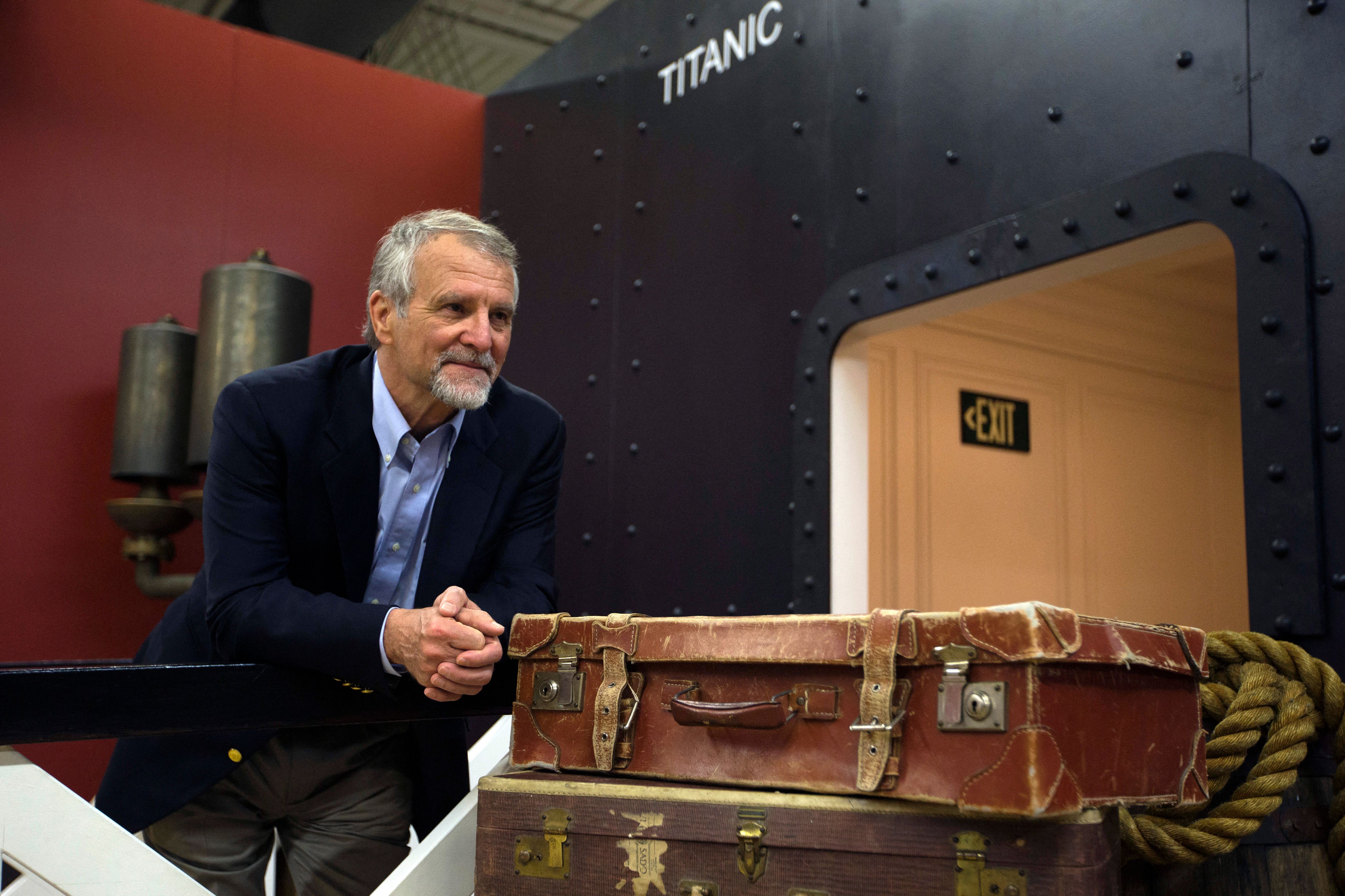 Paul-Henri Nargeolet posa en la exposición Titanic en París en 2013 | Foto: Getty Images